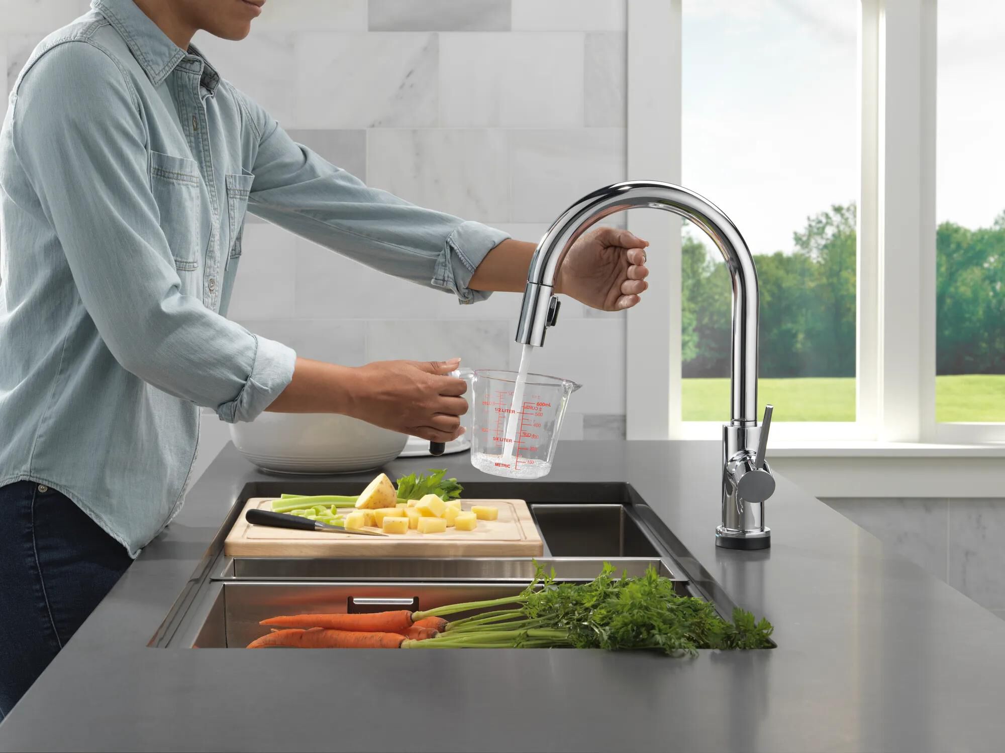 Touchless Pull-Down Kitchen Faucet (Recertified) in Chrome 9159TL
