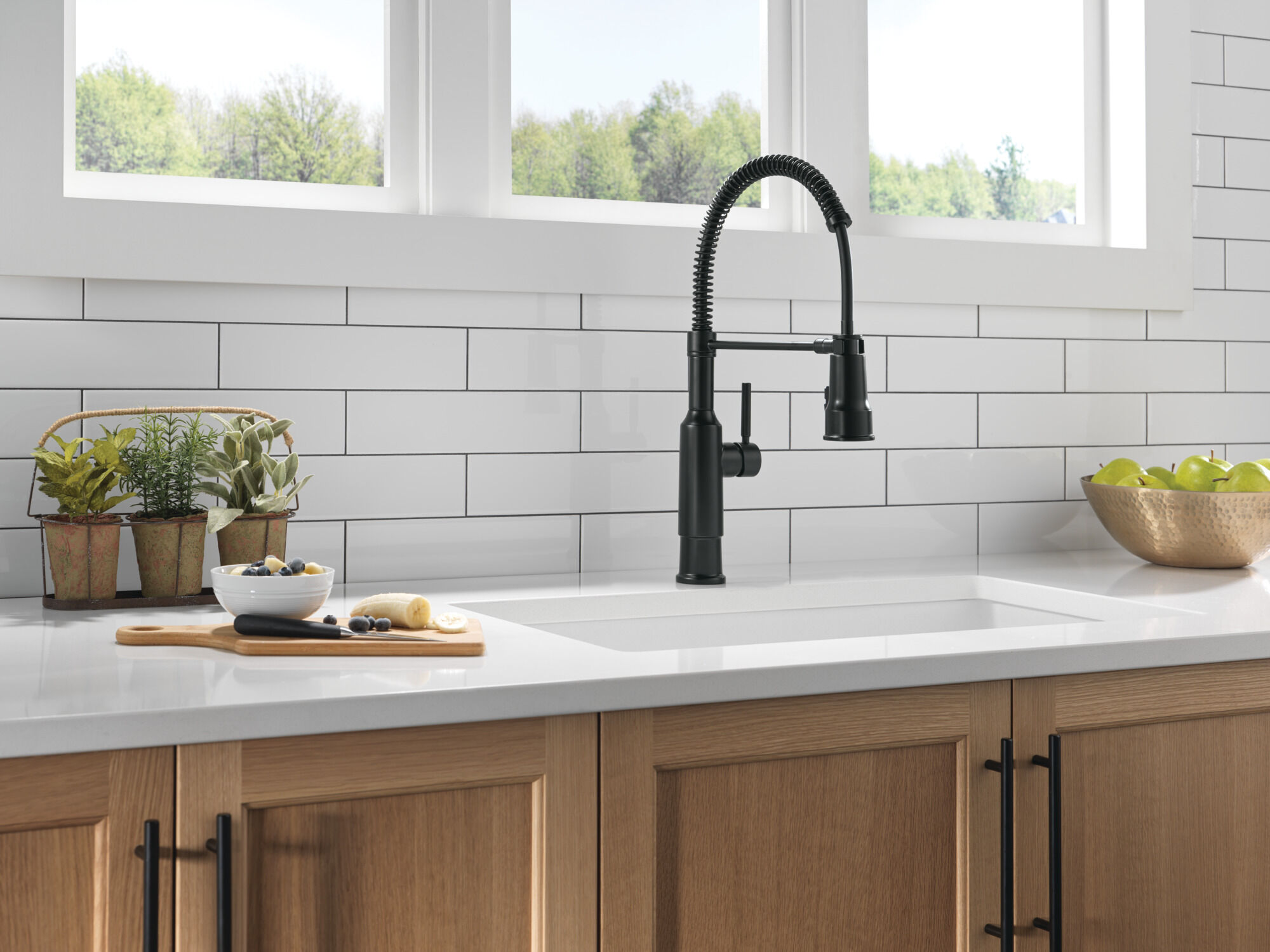 Single-Handle Pull-Down Spring Kitchen Faucet in Matte Black