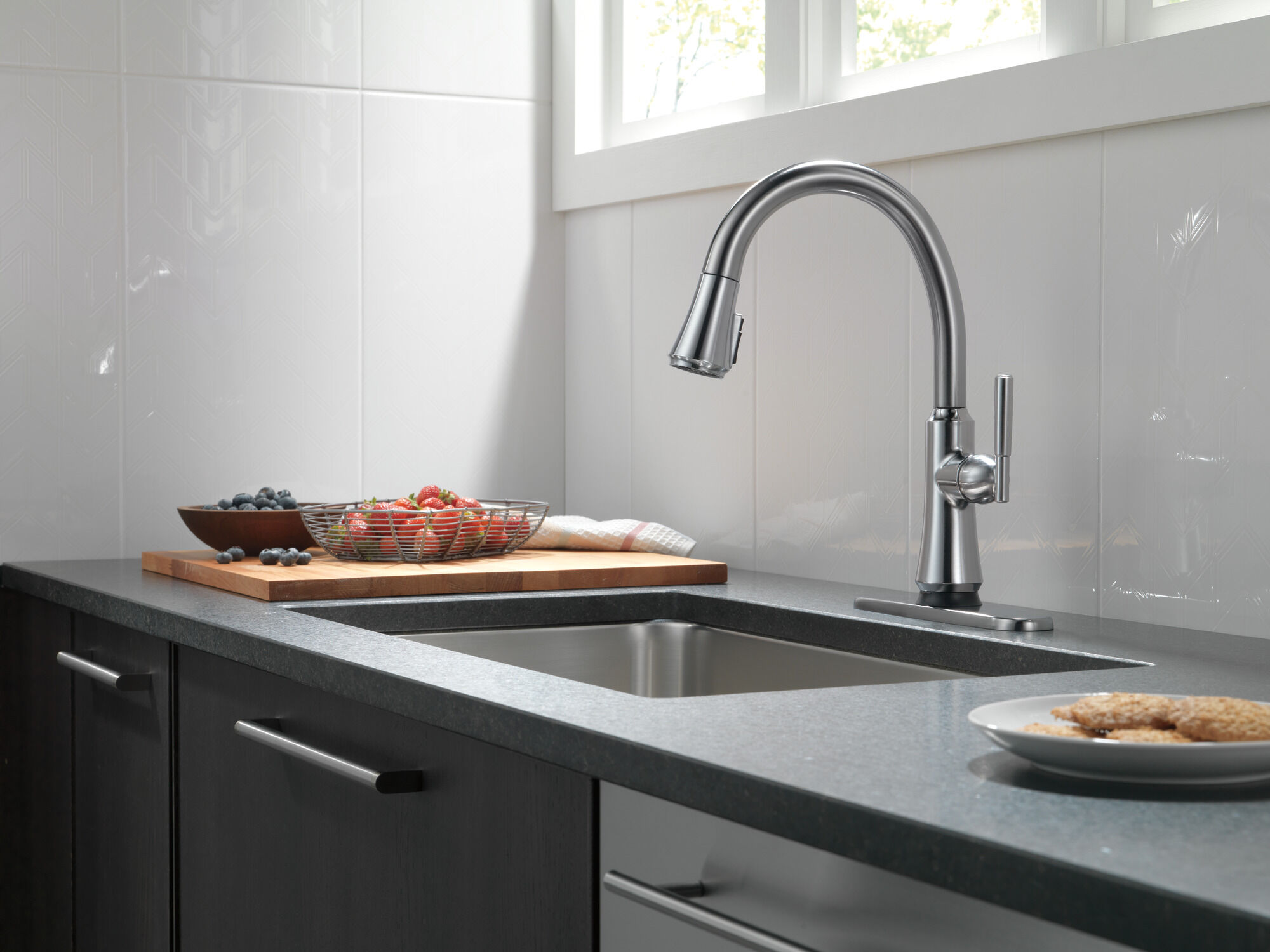 Single Handle Pull-Down Kitchen Faucet with Touch2O® Technology in