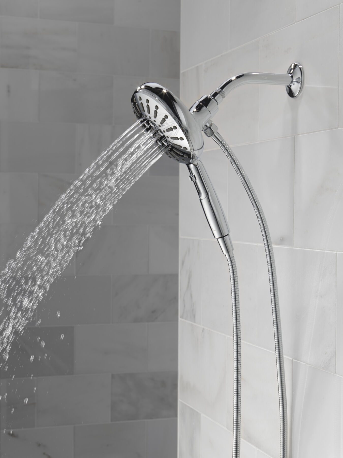 7-Setting SureDock&reg; Magnetic Hand Shower