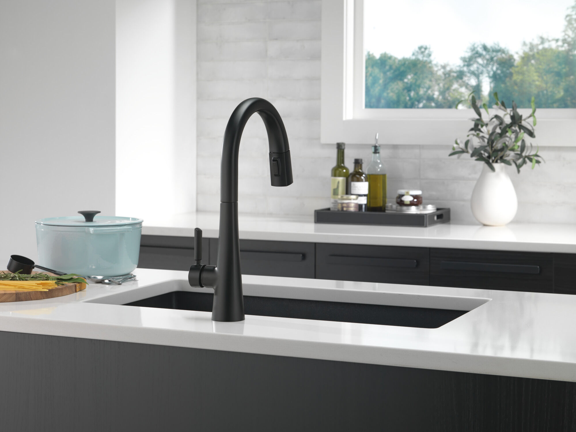Single Handle Pull-Down Kitchen Faucet in Matte Black 9191-BL-DST