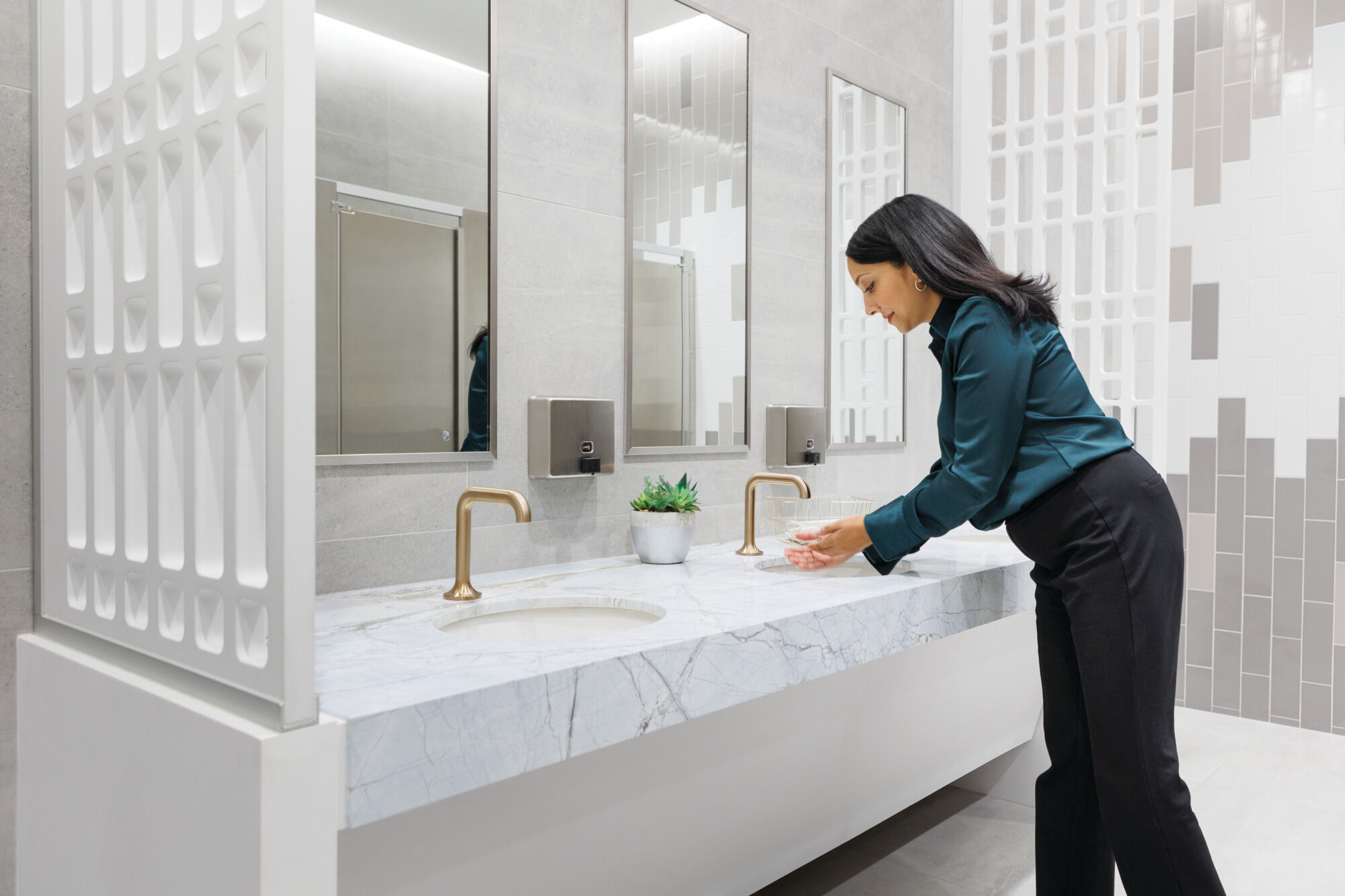 Driftex™ Electronic Lavatory Faucet with Proximity Sensing