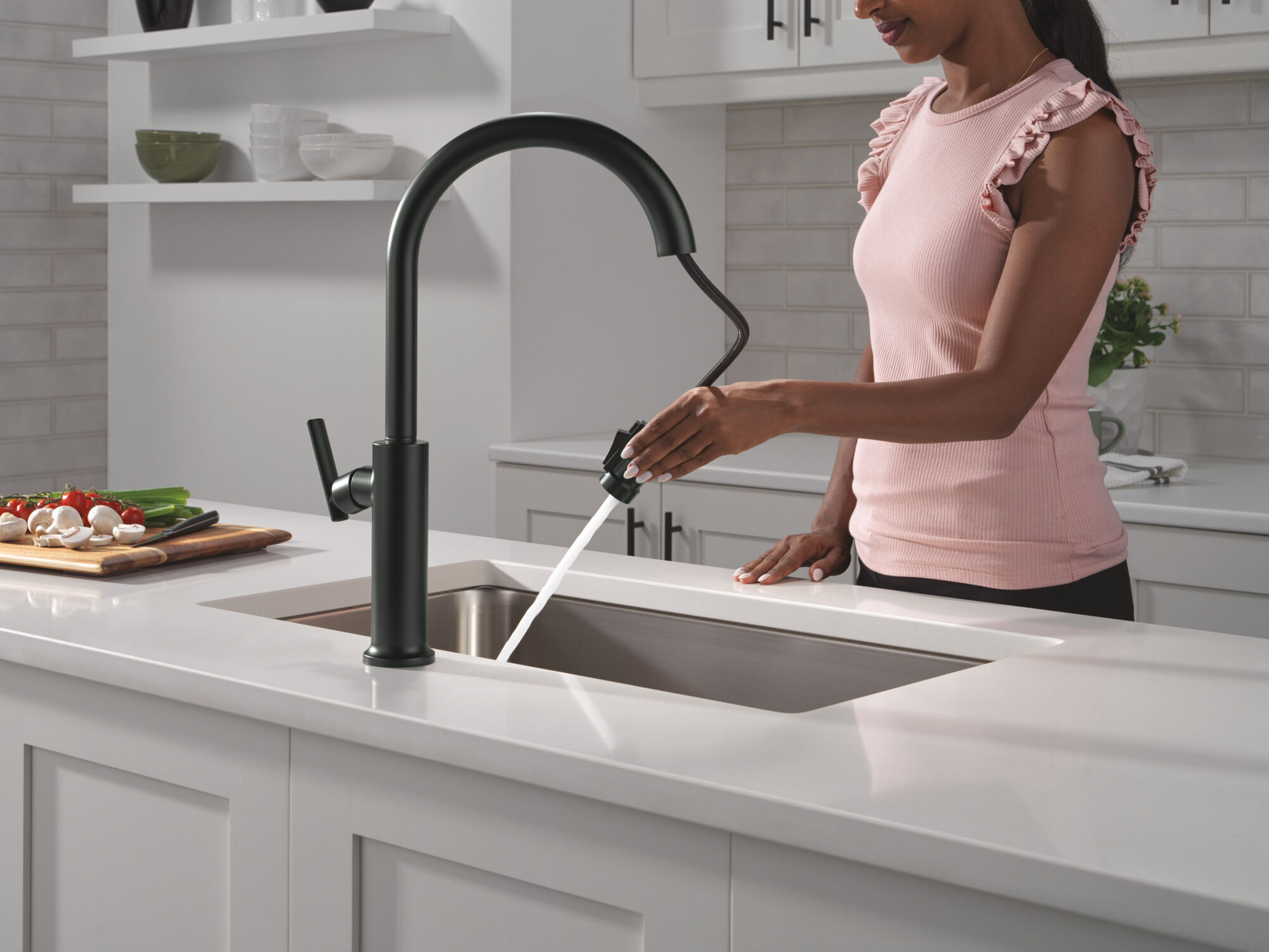 Single Handle Pull-Down Kitchen Faucet in Matte Black 9186-BL-DST