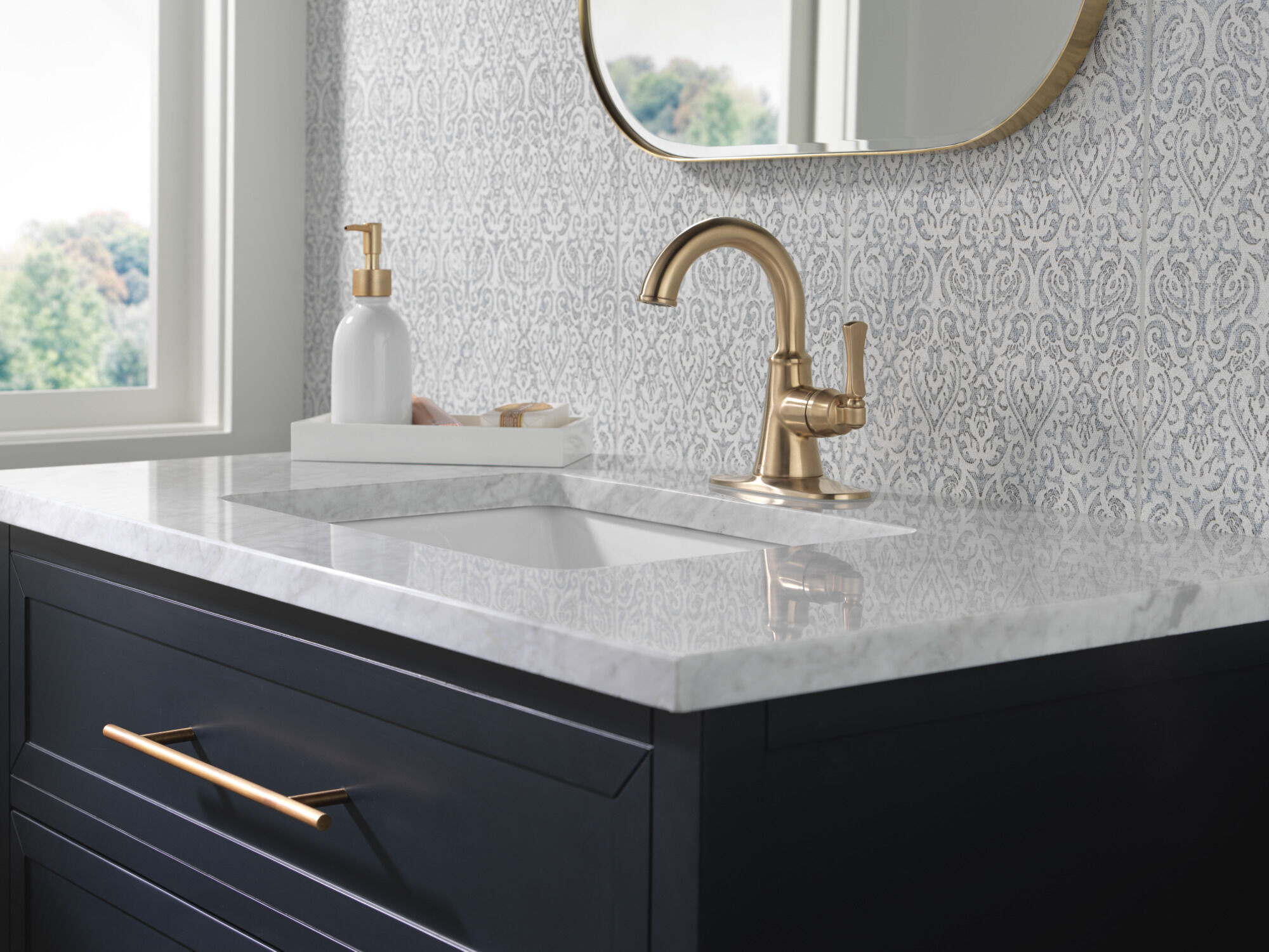 Single Handle Bathroom Faucet in Champagne Bronze 15798LF-CZ