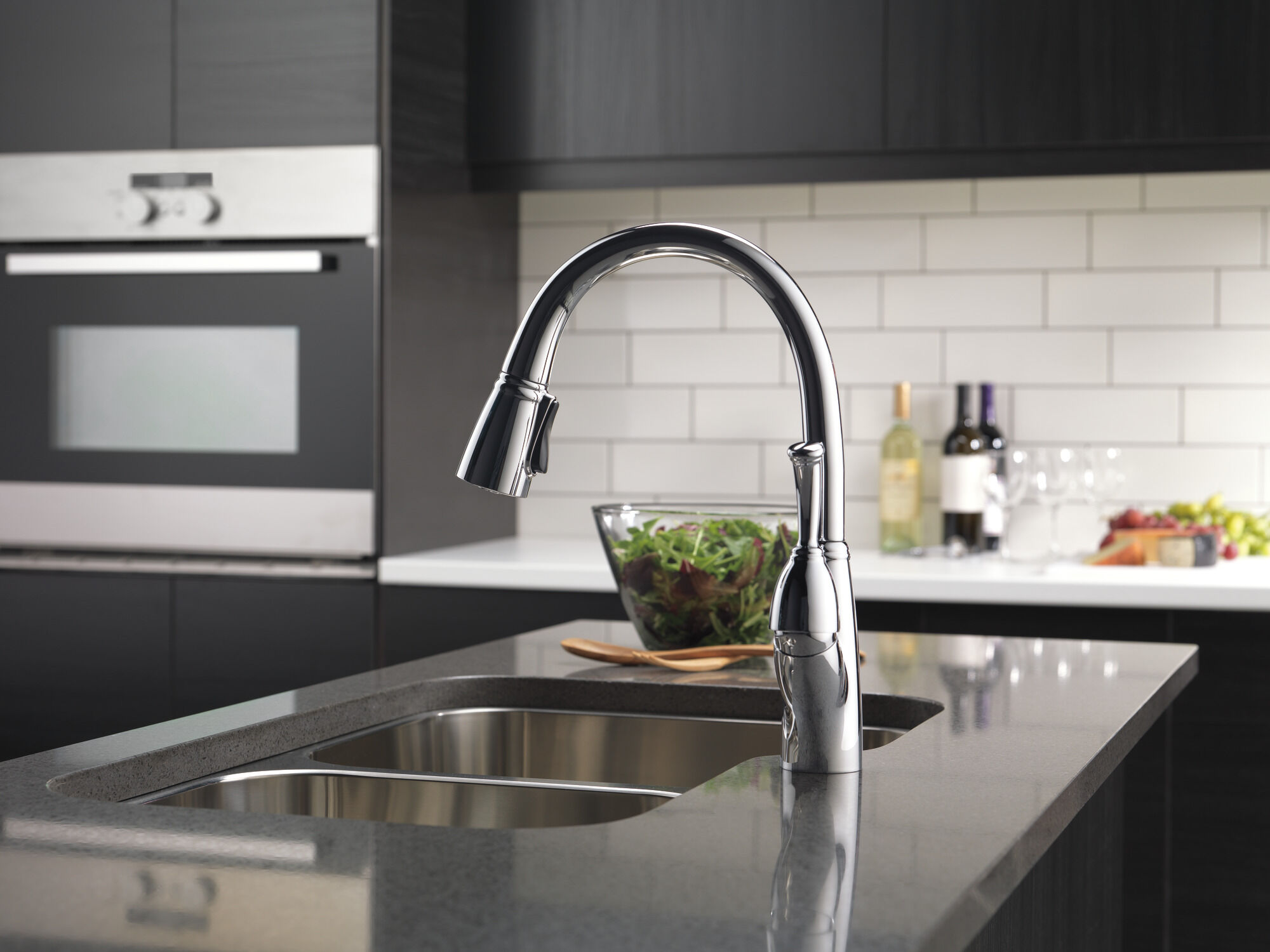 Devices & Desires マガレット・サンデロウスキー Single Handle Pull-Down Kitchen Faucet in Chrome 989-DST | Delta