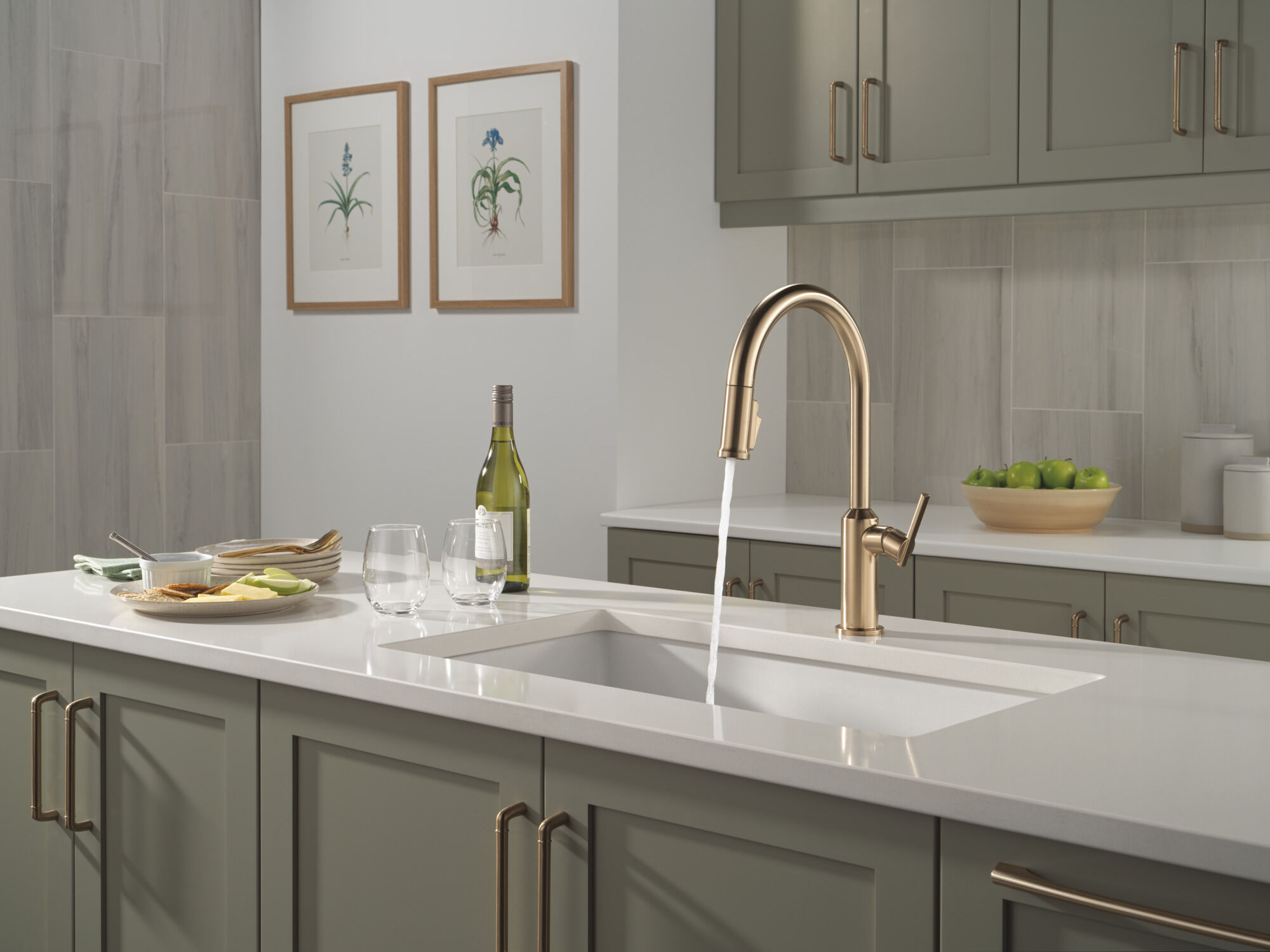 Single Handle Pull-Down Kitchen Faucet in Lumicoat® Champagne