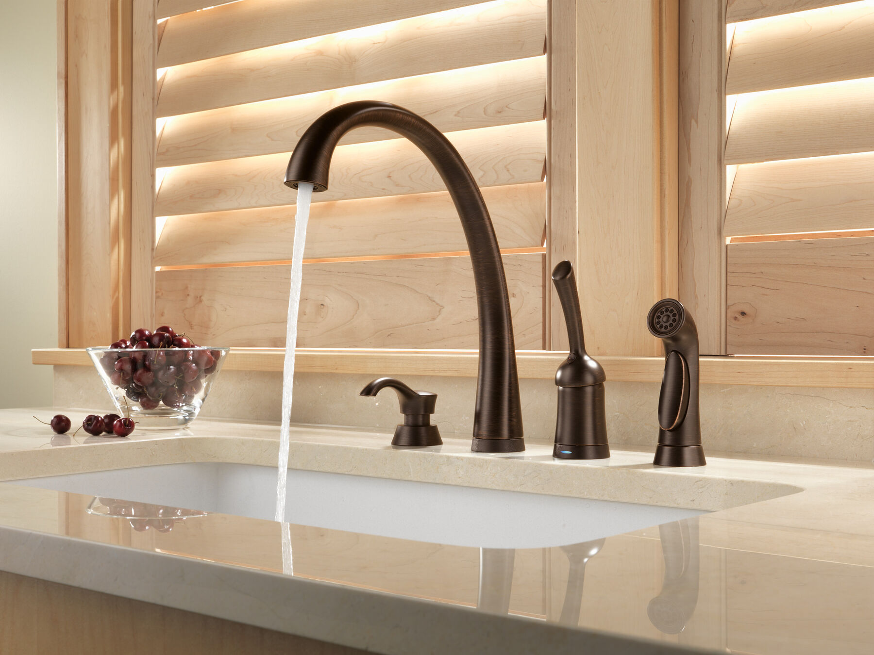 Single Handle Kitchen Faucet with Touch2O® Technology and Spray in