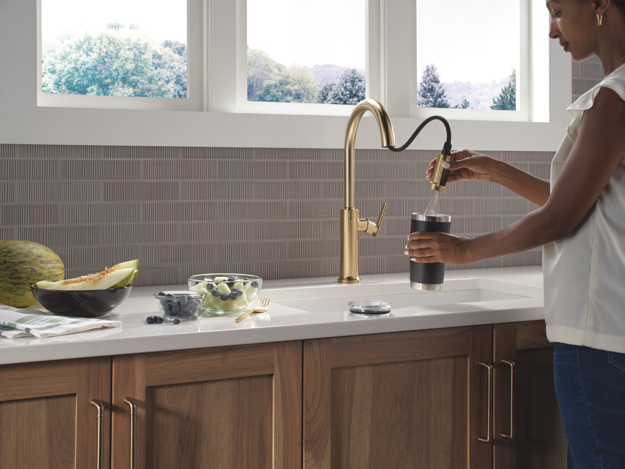 Single Handle Pull-Down Kitchen Faucet in Champagne Bronze 9186-CZ