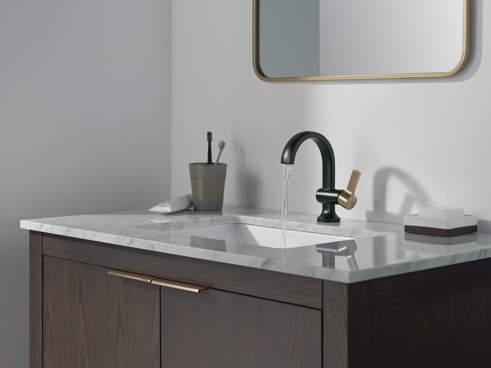 Single Handle Bathroom Faucet in Matte Black / Champagne Bronze