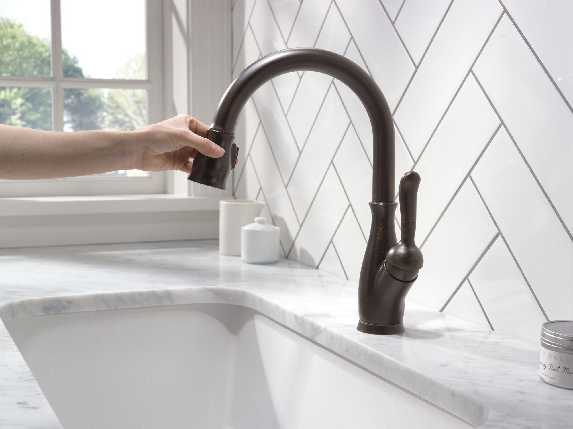 Ryota。 Single Handle Pull-Down Kitchen Faucet with ShieldSpray
