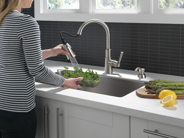 single handle pull down kitchen faucet 19791l spsd dst delta faucet