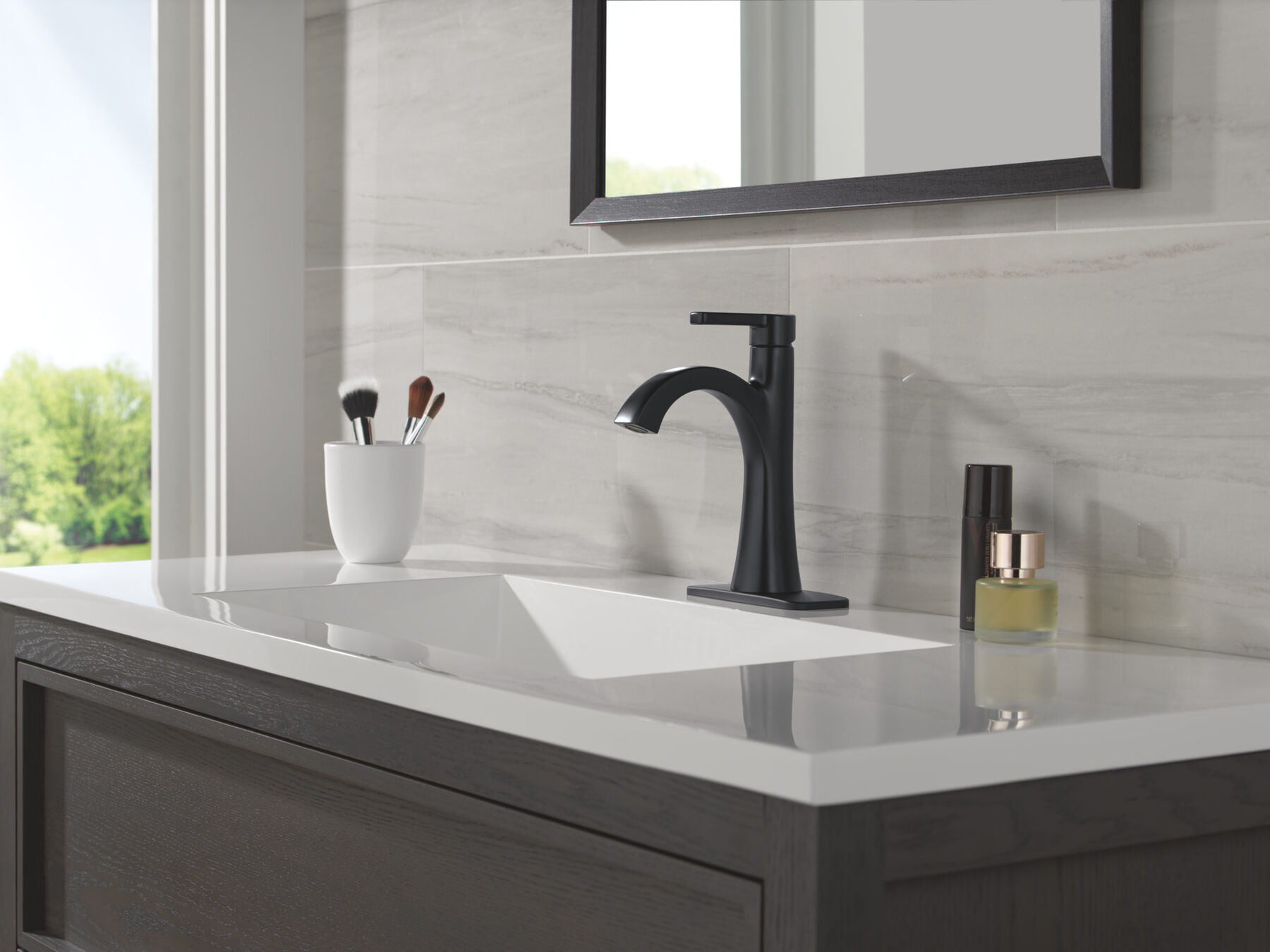 Single Handle Bathroom Faucet in Matte Black 562-BLMPU-DST | Delta Faucet