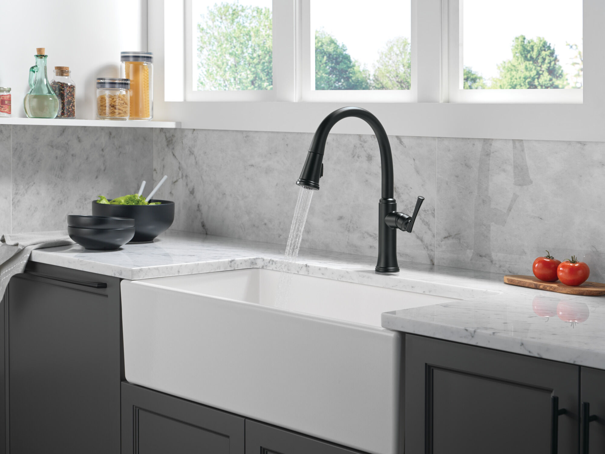 Single Handle Pull-Down Kitchen Faucet in Matte Black 19842-BL-DST