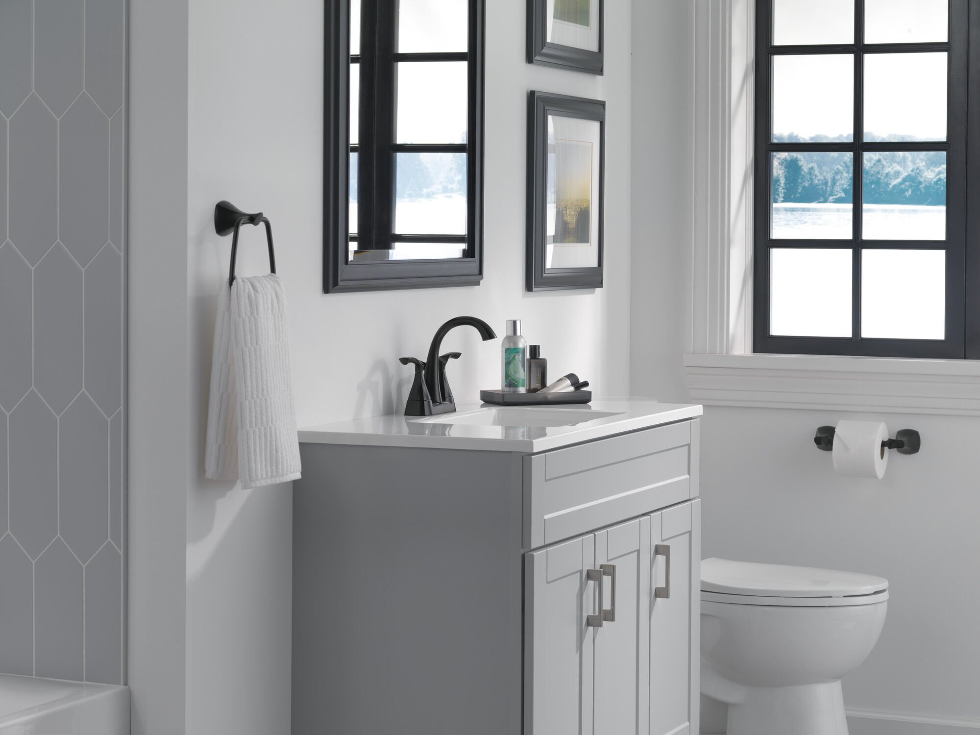 Two Handle Centerset Bathroom Faucet in Matte Black 25748LF-BL