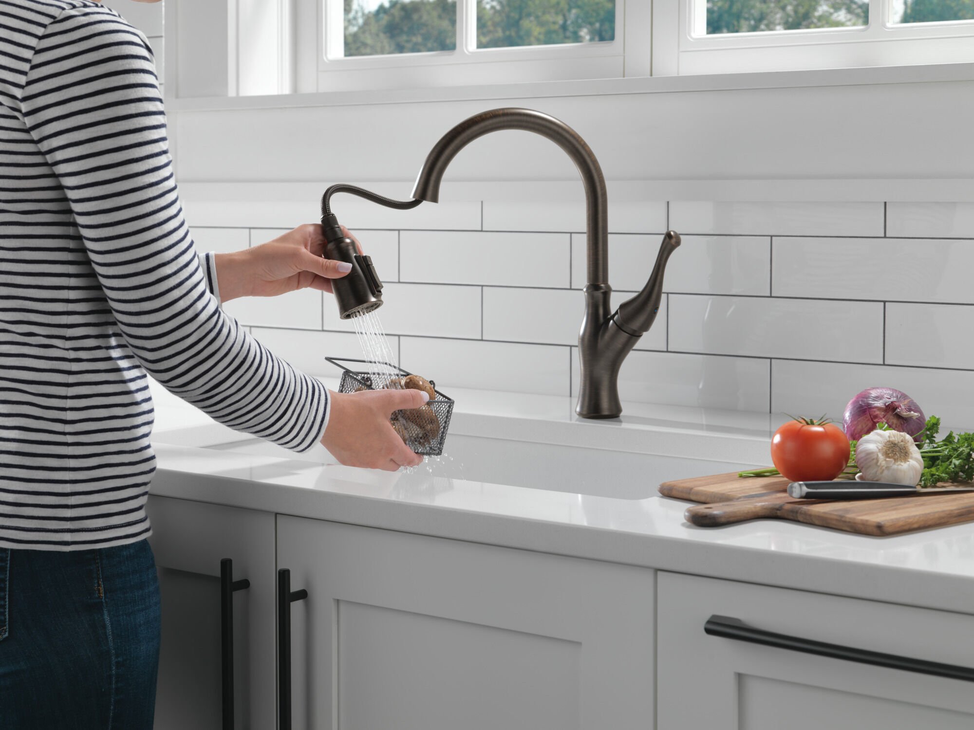 Single-Handle Pull-Down Kitchen Faucet in Venetian Bronze 19888Z