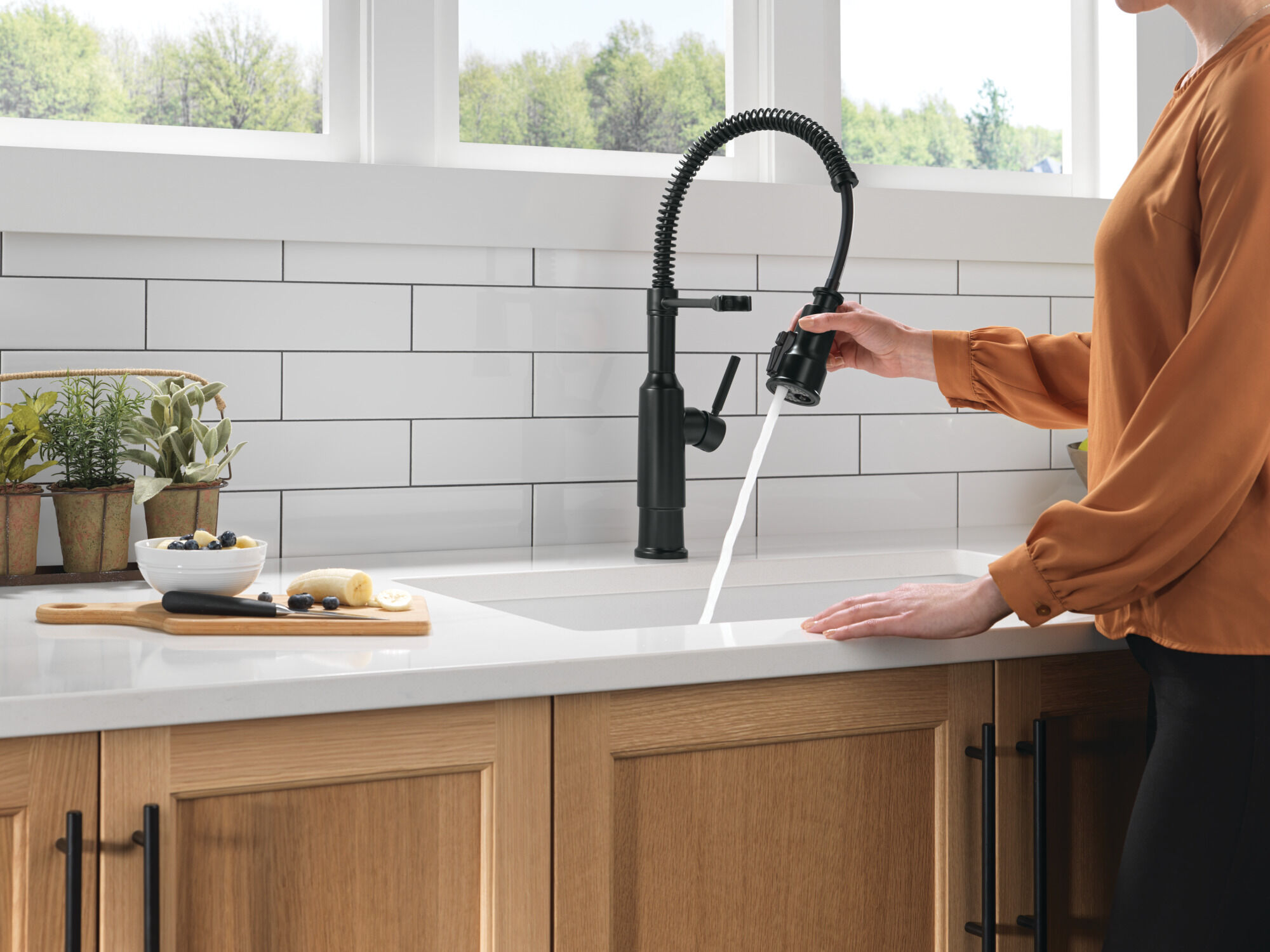 Single-Handle Pull-Down Spring Kitchen Faucet in Matte Black