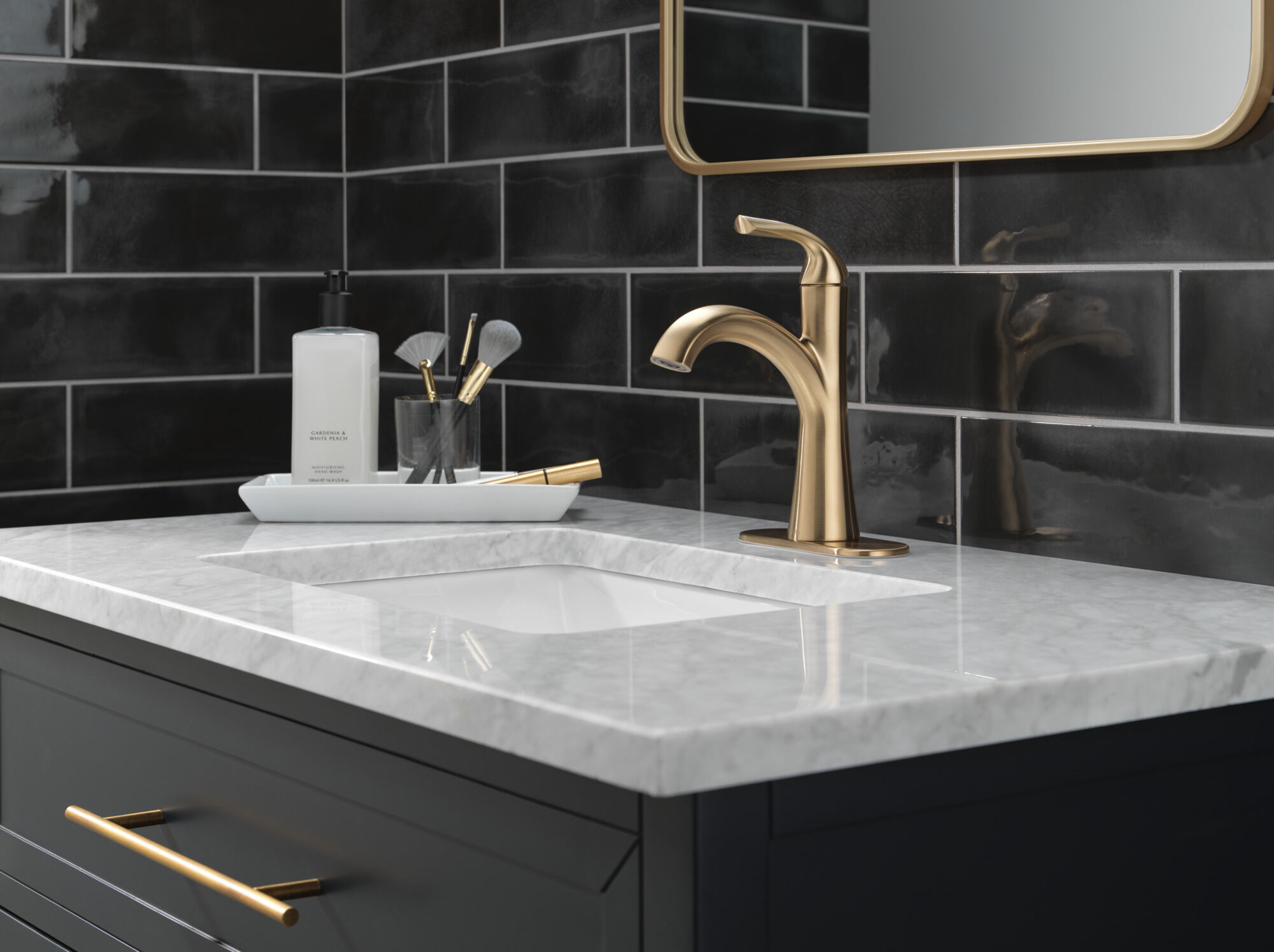 Single Handle Bathroom Faucet in Champagne Bronze 15847LF-CZ