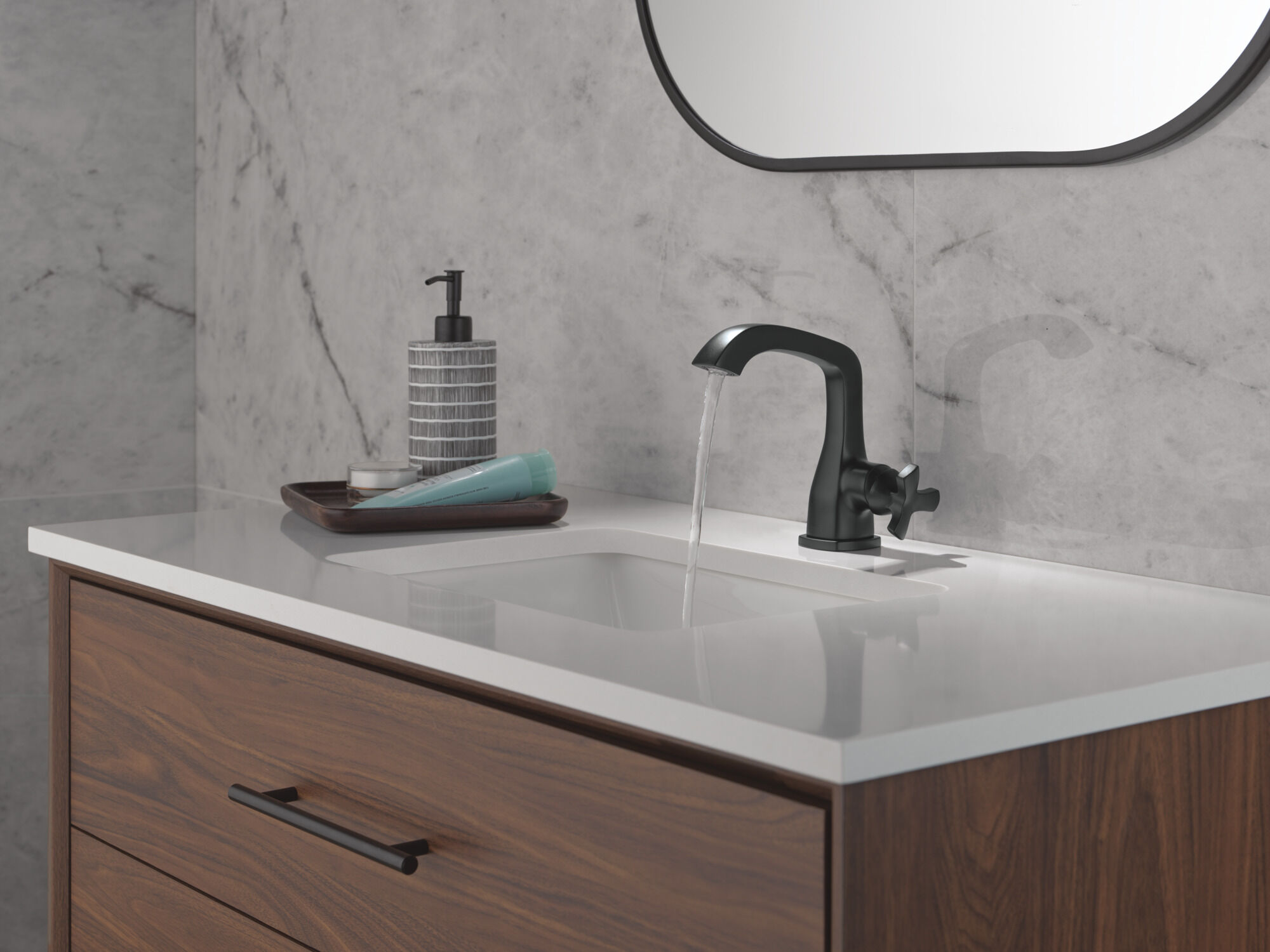 Single Handle Bathroom Faucet in Matte Black 5766-BLLPU-DST