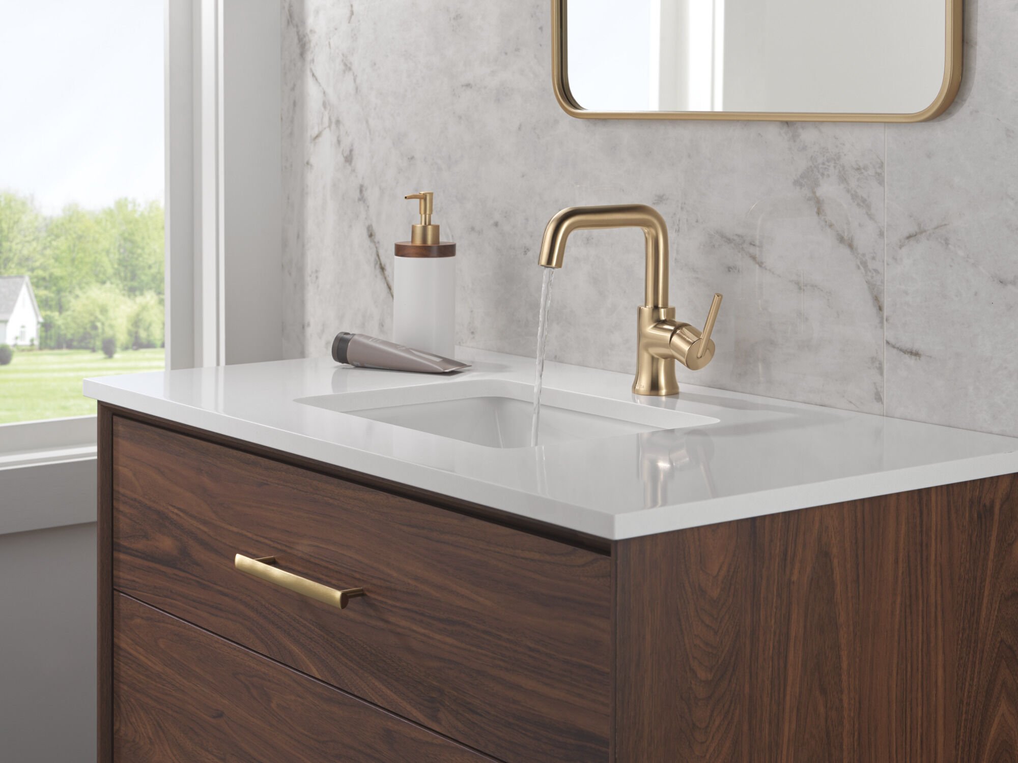 Single Handle Bathroom Faucet in Champagne Bronze 554HAR-CZ-DST