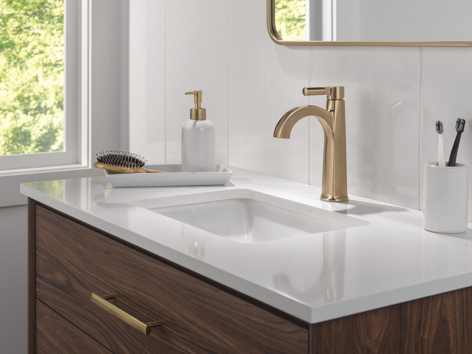 Single Handle Bathroom Faucet in Champagne Bronze 15839LF-CZ | Delta Faucet