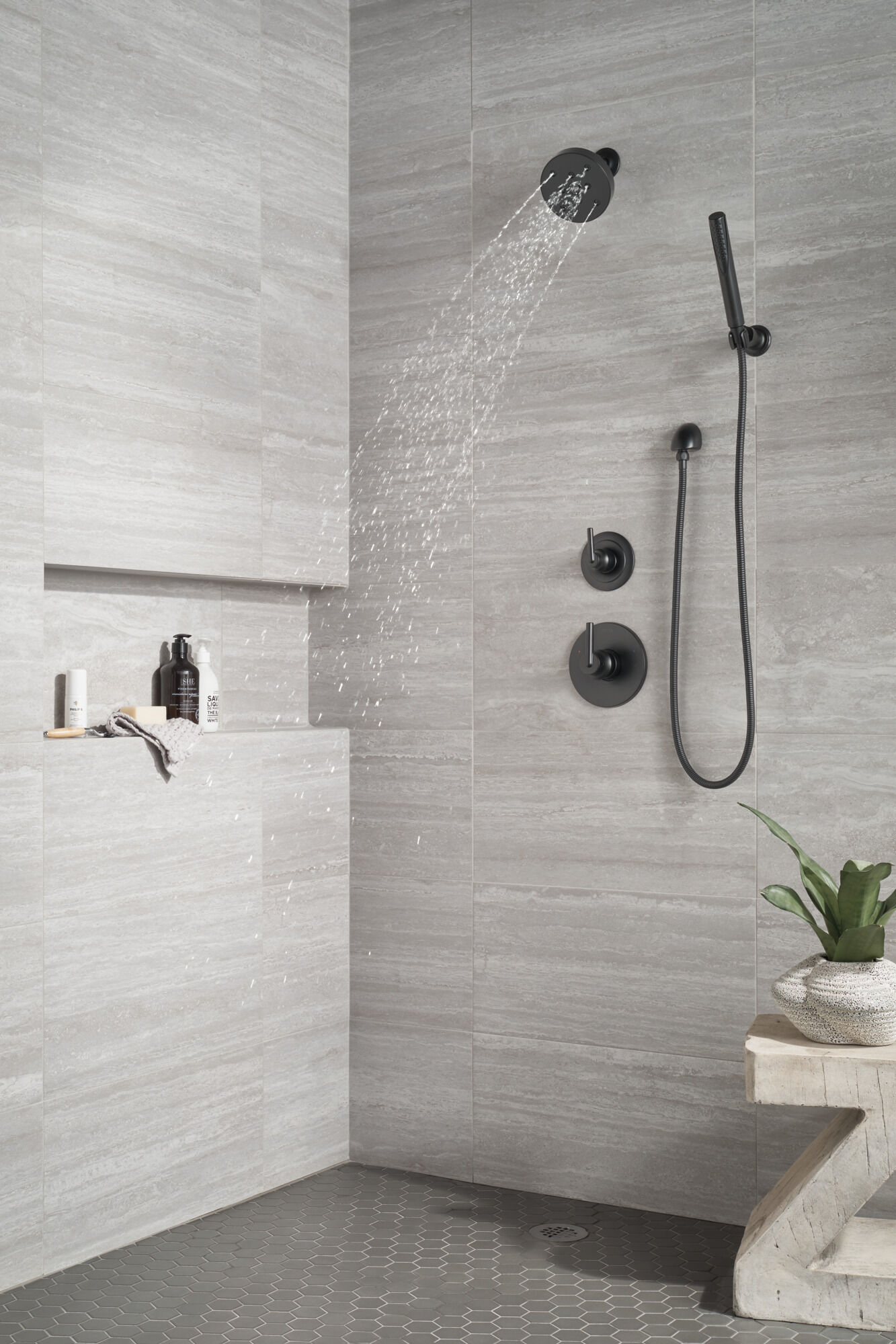 Delta Grail Premium Handbrause Mit Wandhalterung – Matt Schwarz, Verstellbar, Mit 2,1 M Schlauch & Touch-Clean Düsen