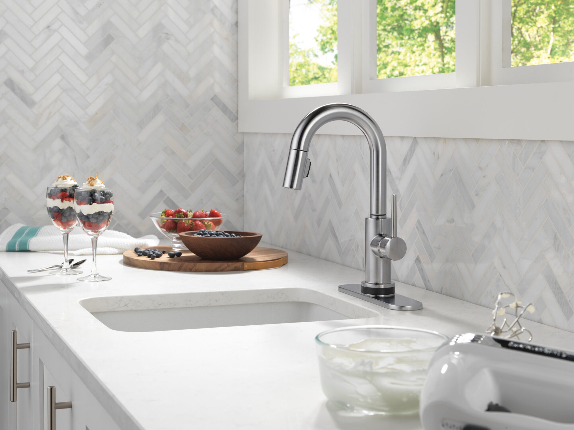 Touch2O® Bar / Prep Faucet with Touchless Technology in Arctic