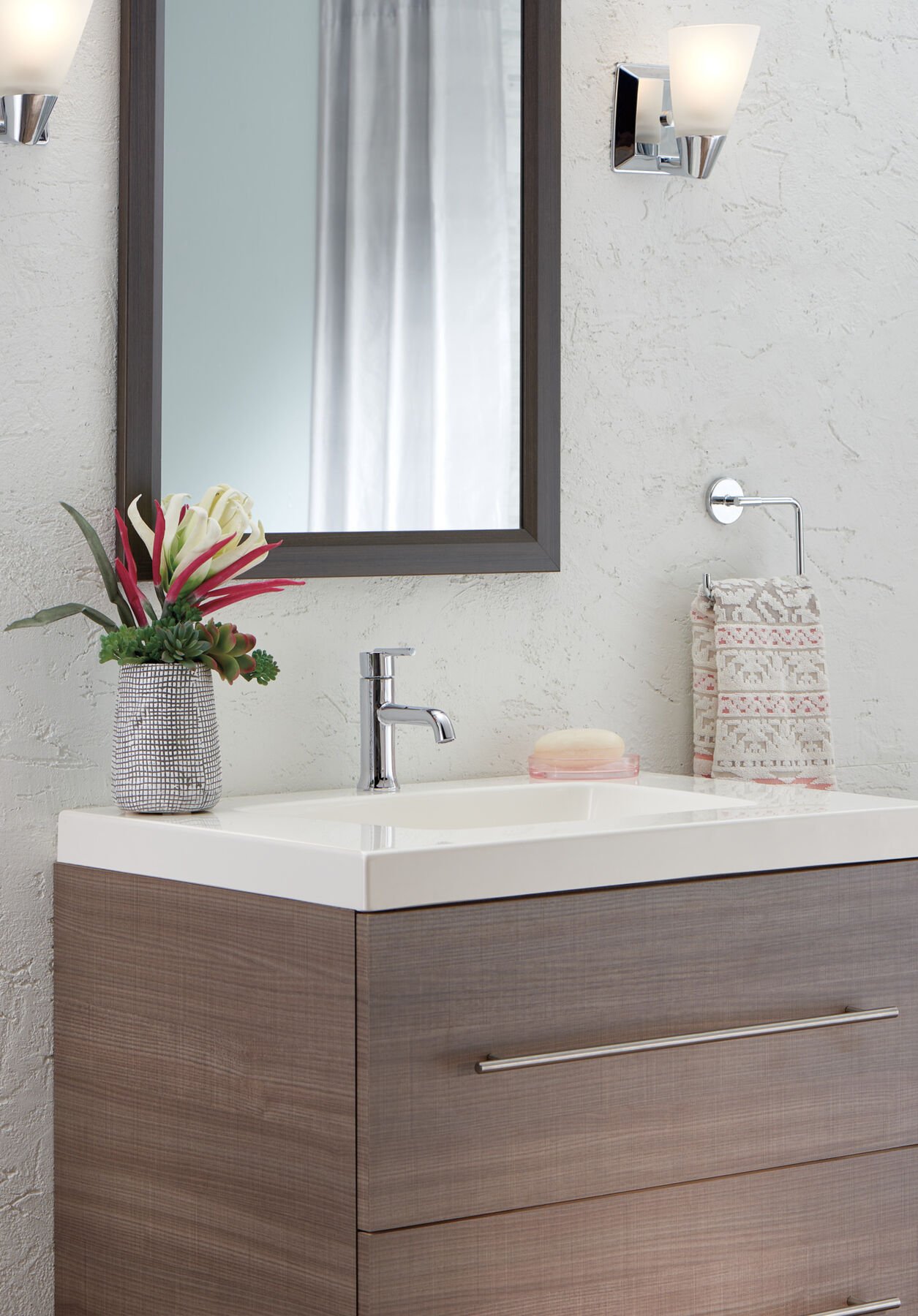 Single Handle Bathroom Faucet in Chrome — thumbnail 2