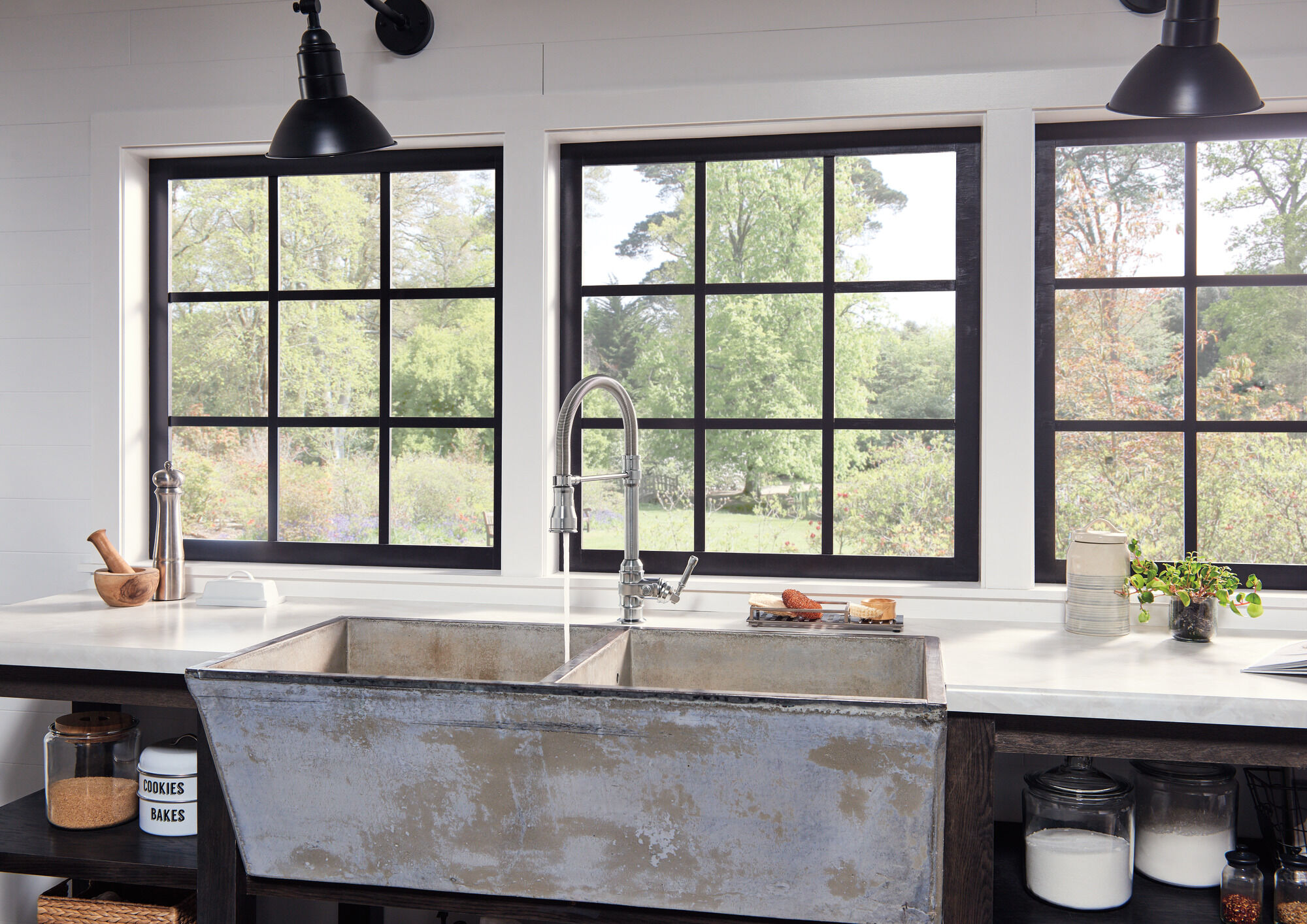 Single Handle Pull-Down Kitchen Faucet With Spring Spout in Arctic