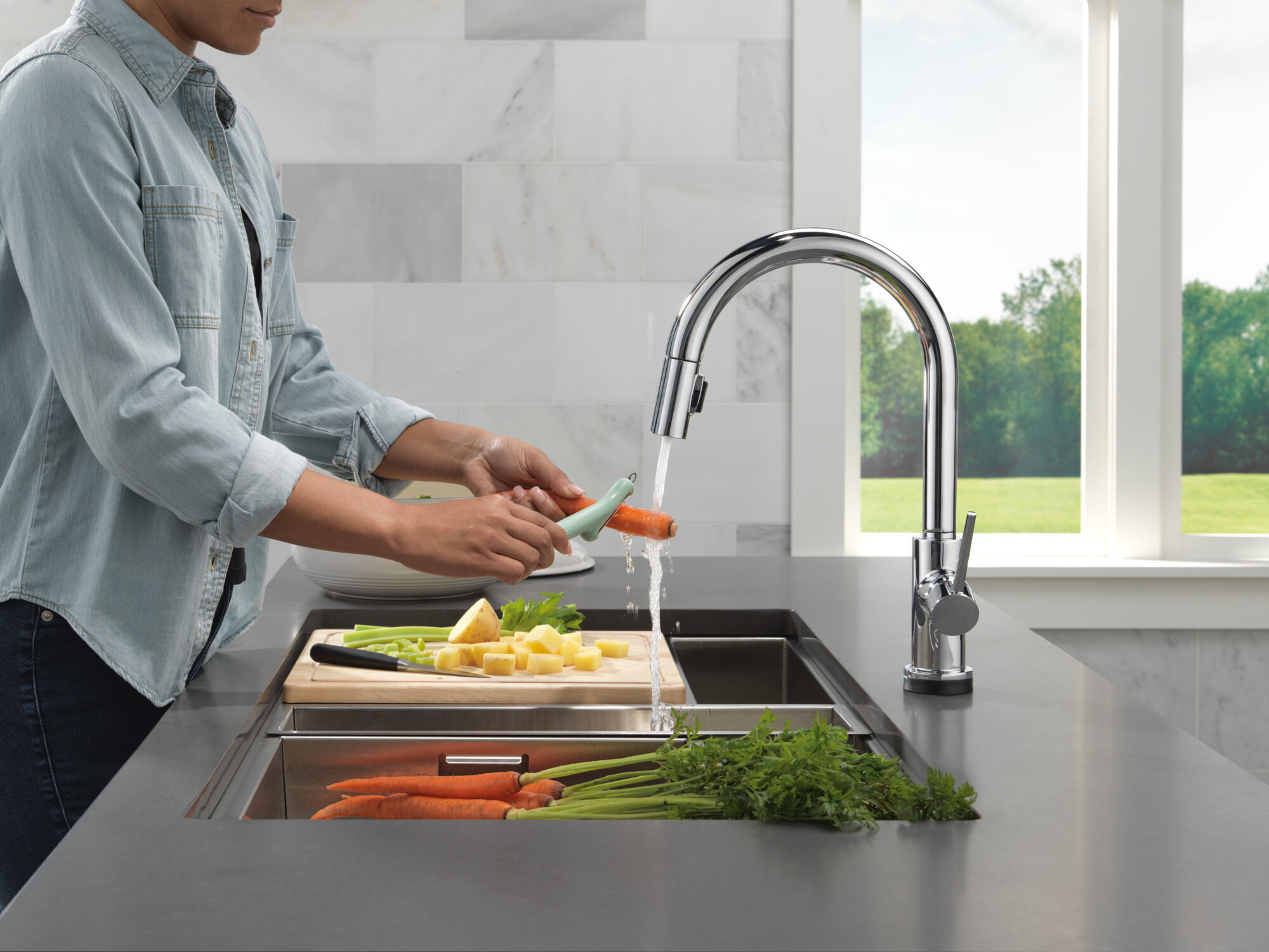 VoiceIQ Kitchen Faucet with Touch2O Technology with Touchless Technology - Thumbnail 4