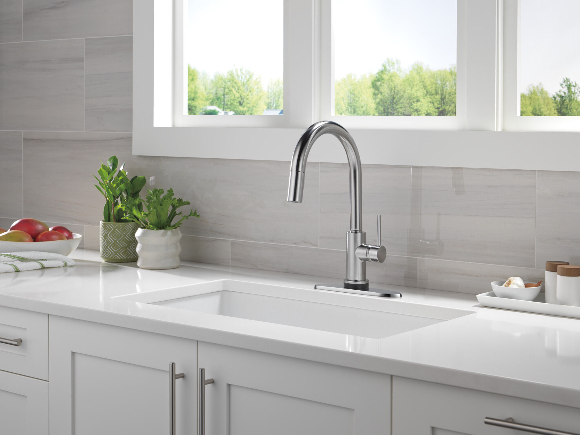 Touchless Pull-Down Kitchen Faucet (Recertified) in Arctic