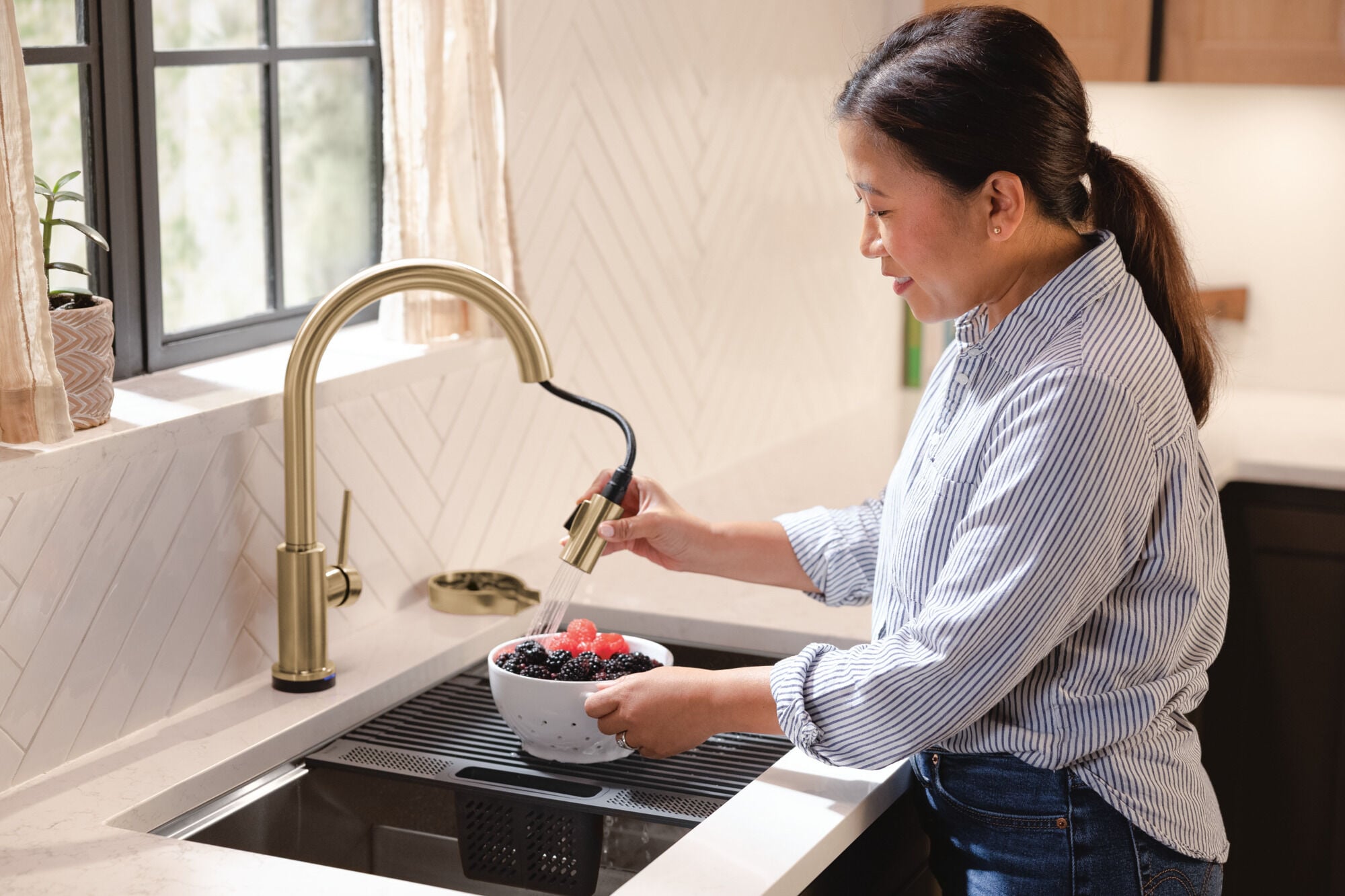 Touchless Pull-Down Kitchen Faucet w/Voic (Recertified) in