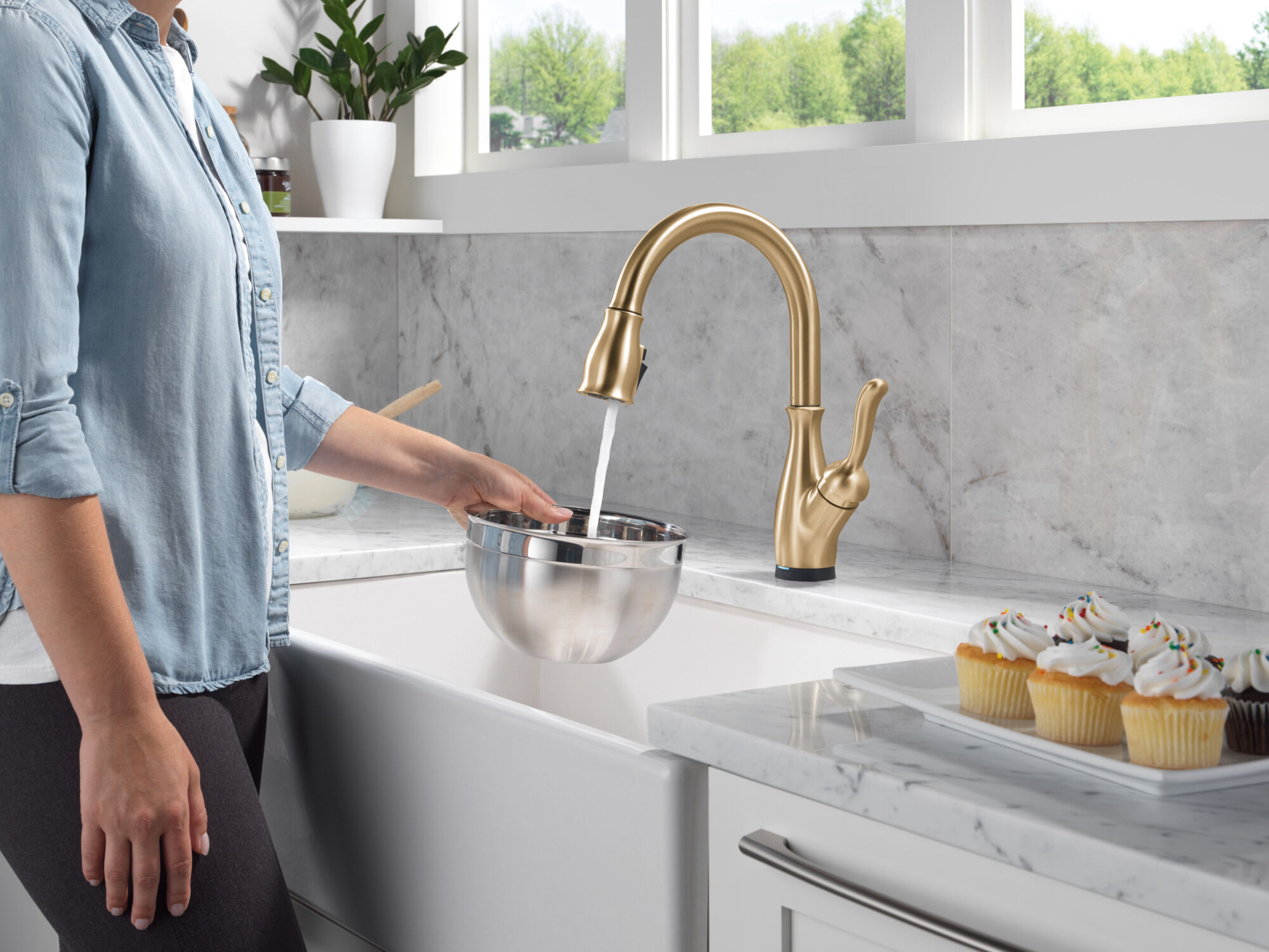 Touch2O® Technology Kitchen Faucet with Touchless Technology in