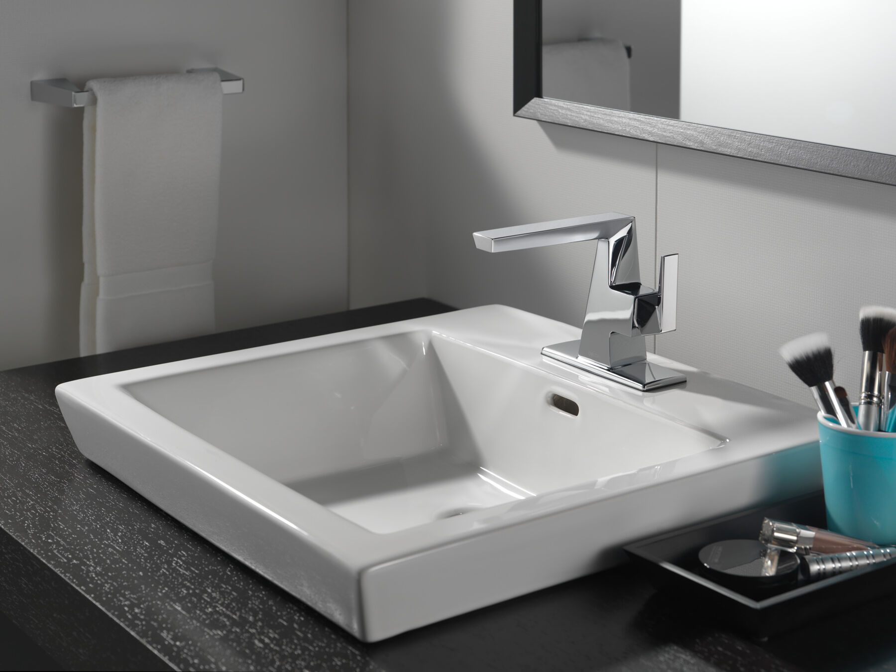 Single Handle Bathroom Faucet in Chrome — thumbnail 2