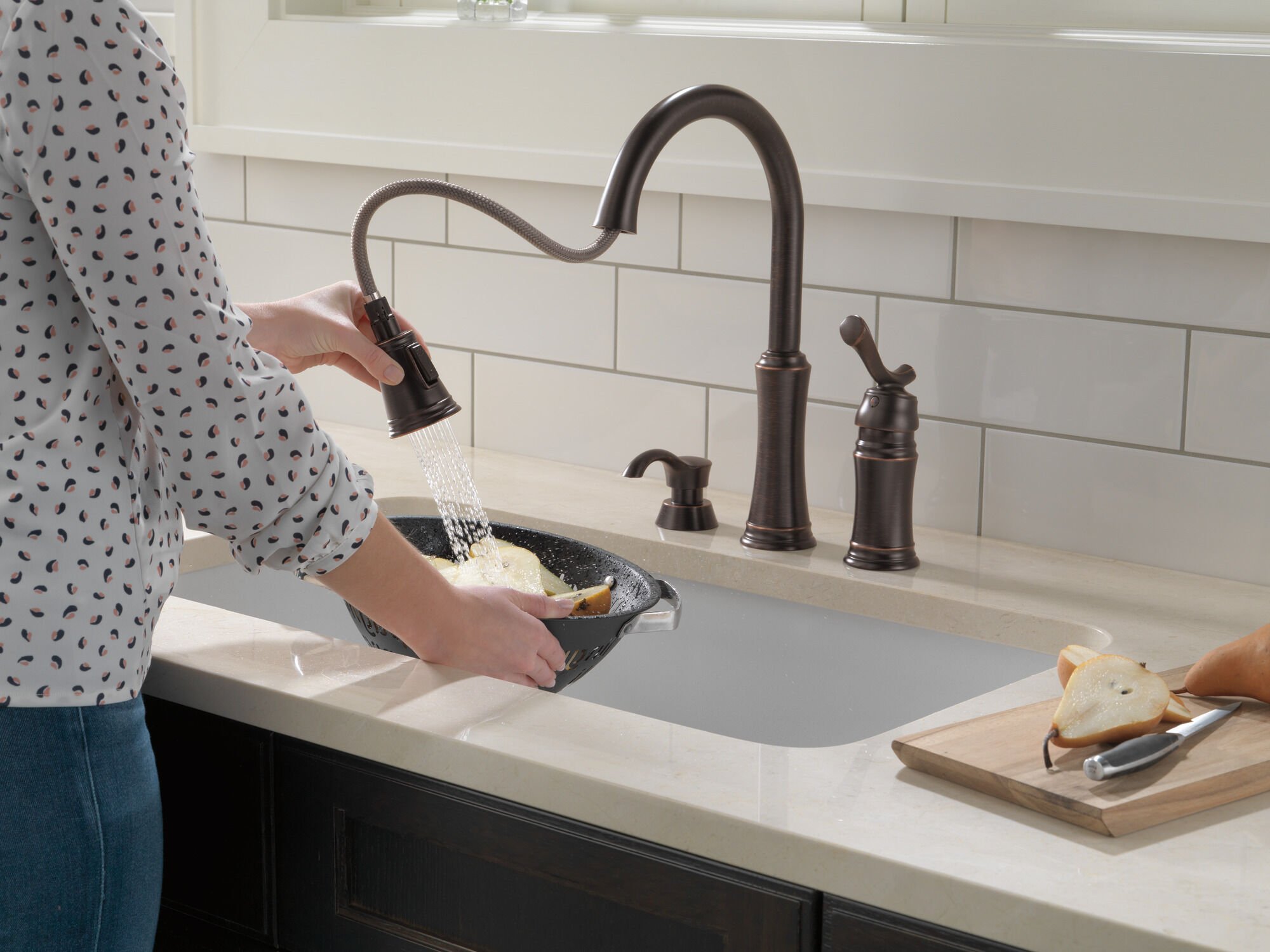 ブルンスタ　デルタスピン Single Handle Pull-Down Kitchen Faucet with ShieldSpray in