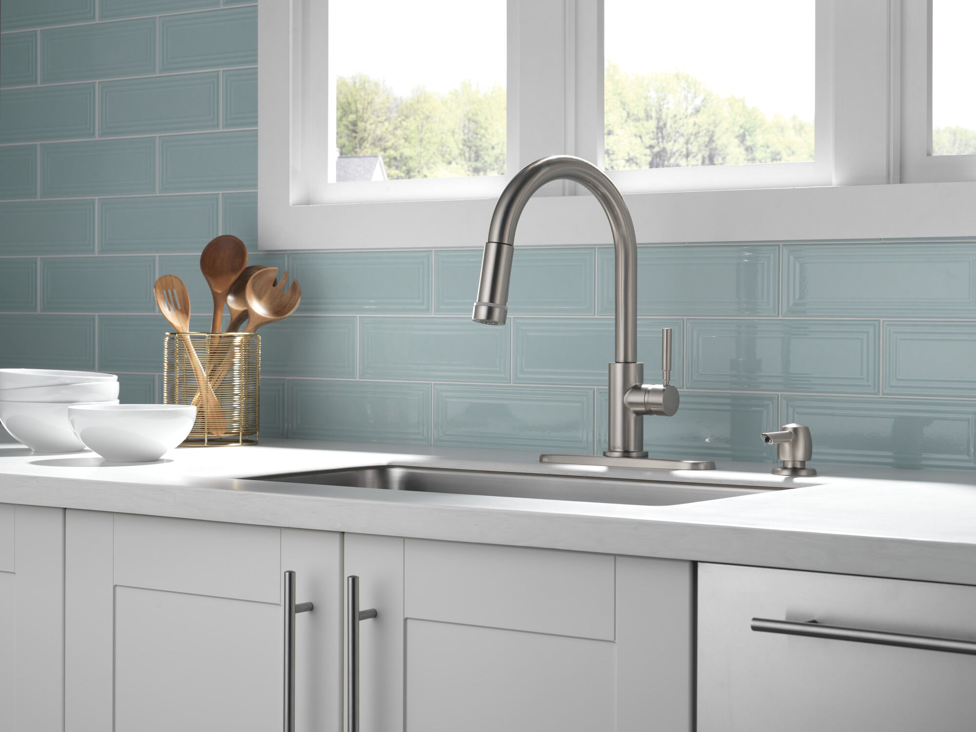 Single Handle Pull-Down Kitchen Faucet in Spotshield Stainless