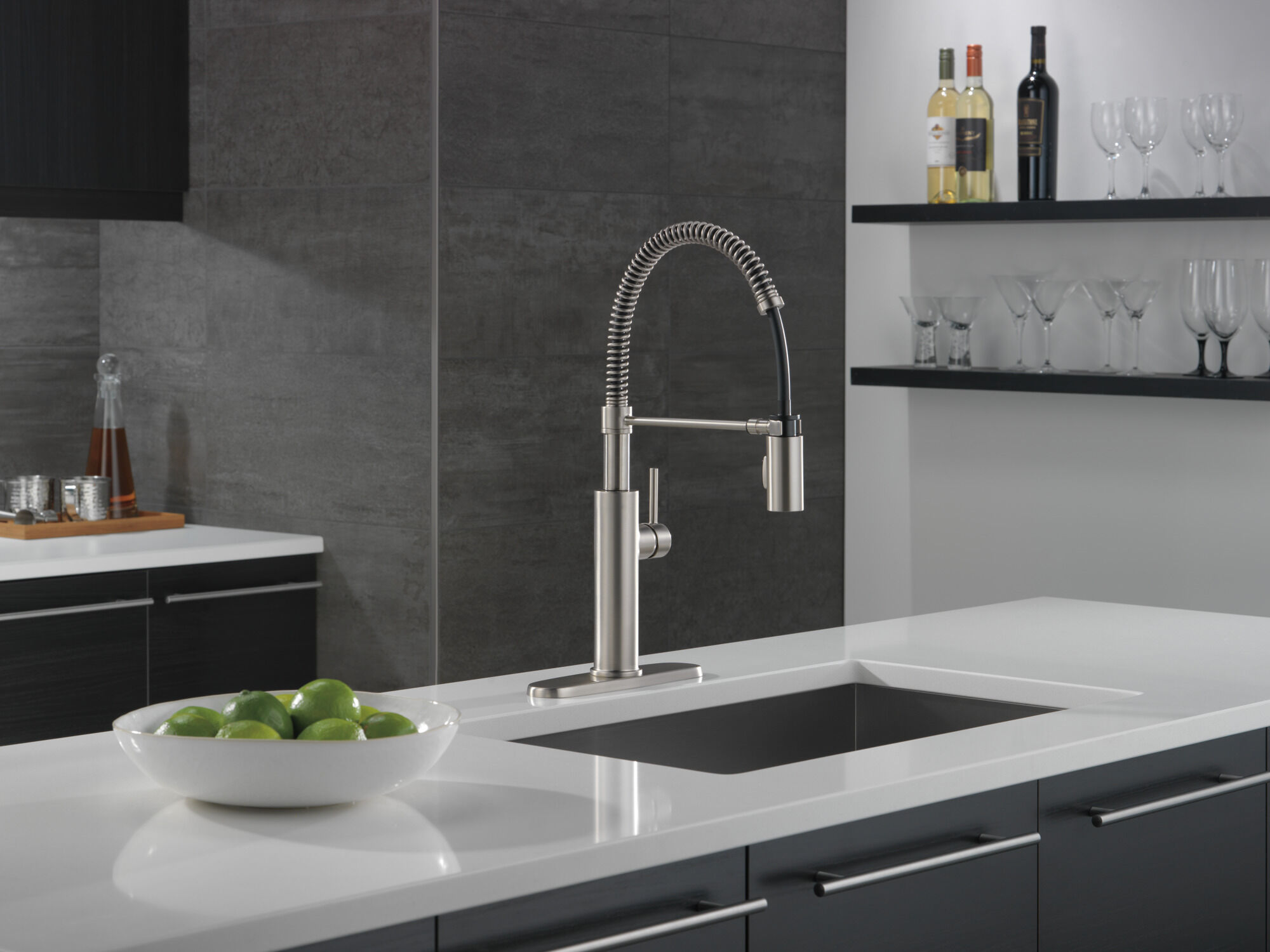 Single-Handle Pull-Down Spring Kitchen Faucet in Spotshield
