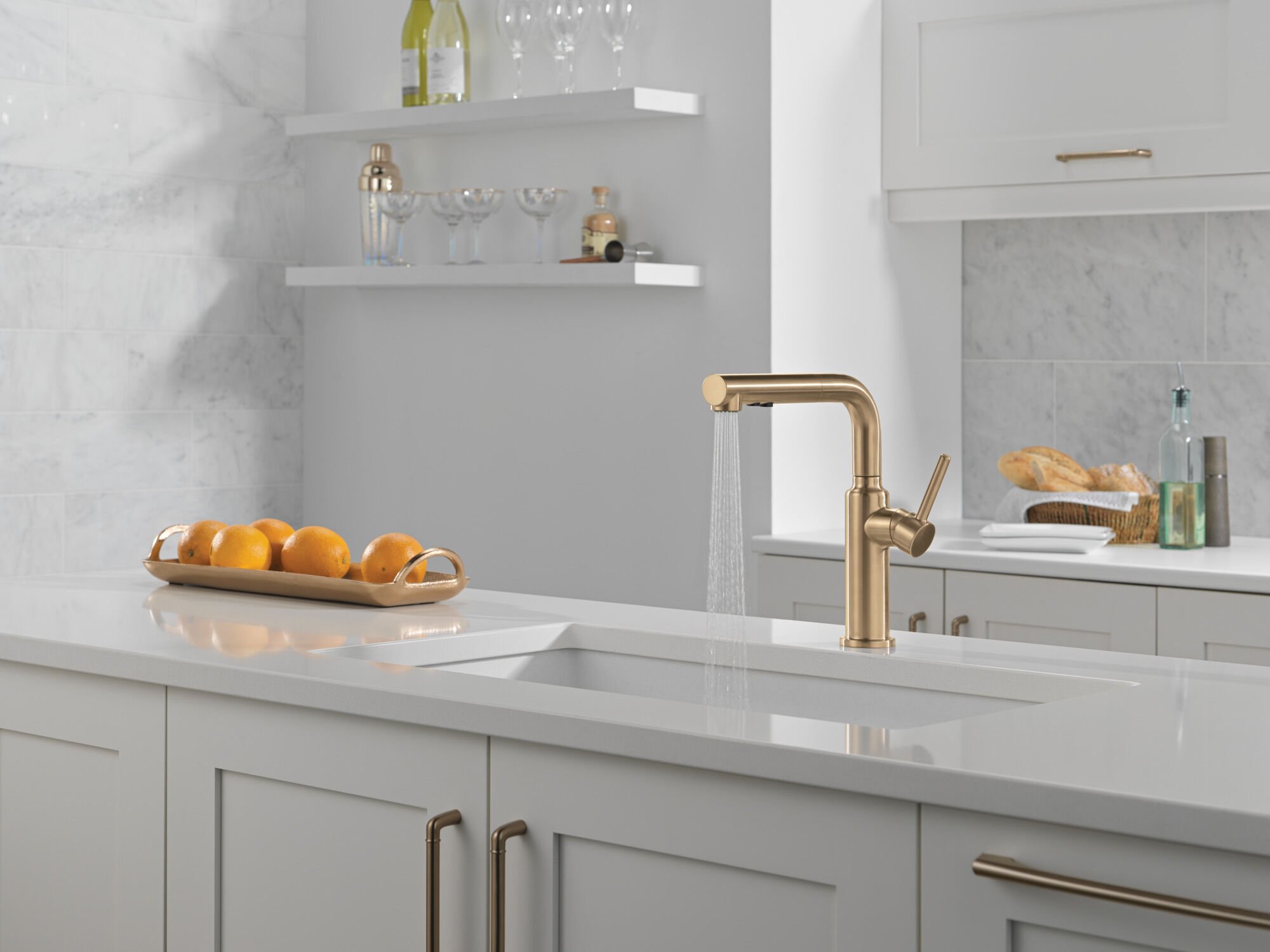 Single Handle Pull-Out Kitchen Faucet in Champagne Bronze 16879-CZ