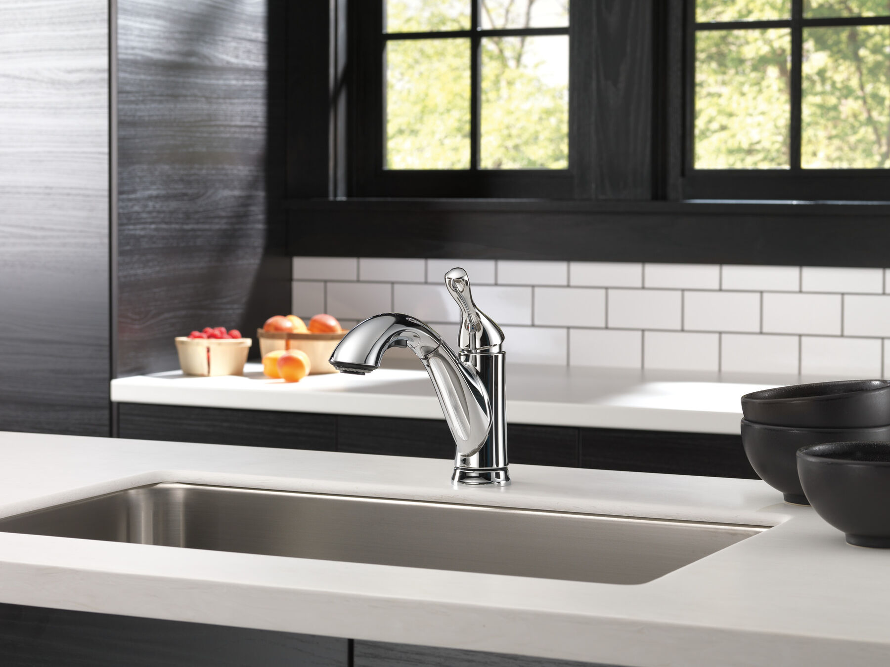 Single Handle Pull-Out Kitchen Faucet in Chrome 16953-DST | Delta 