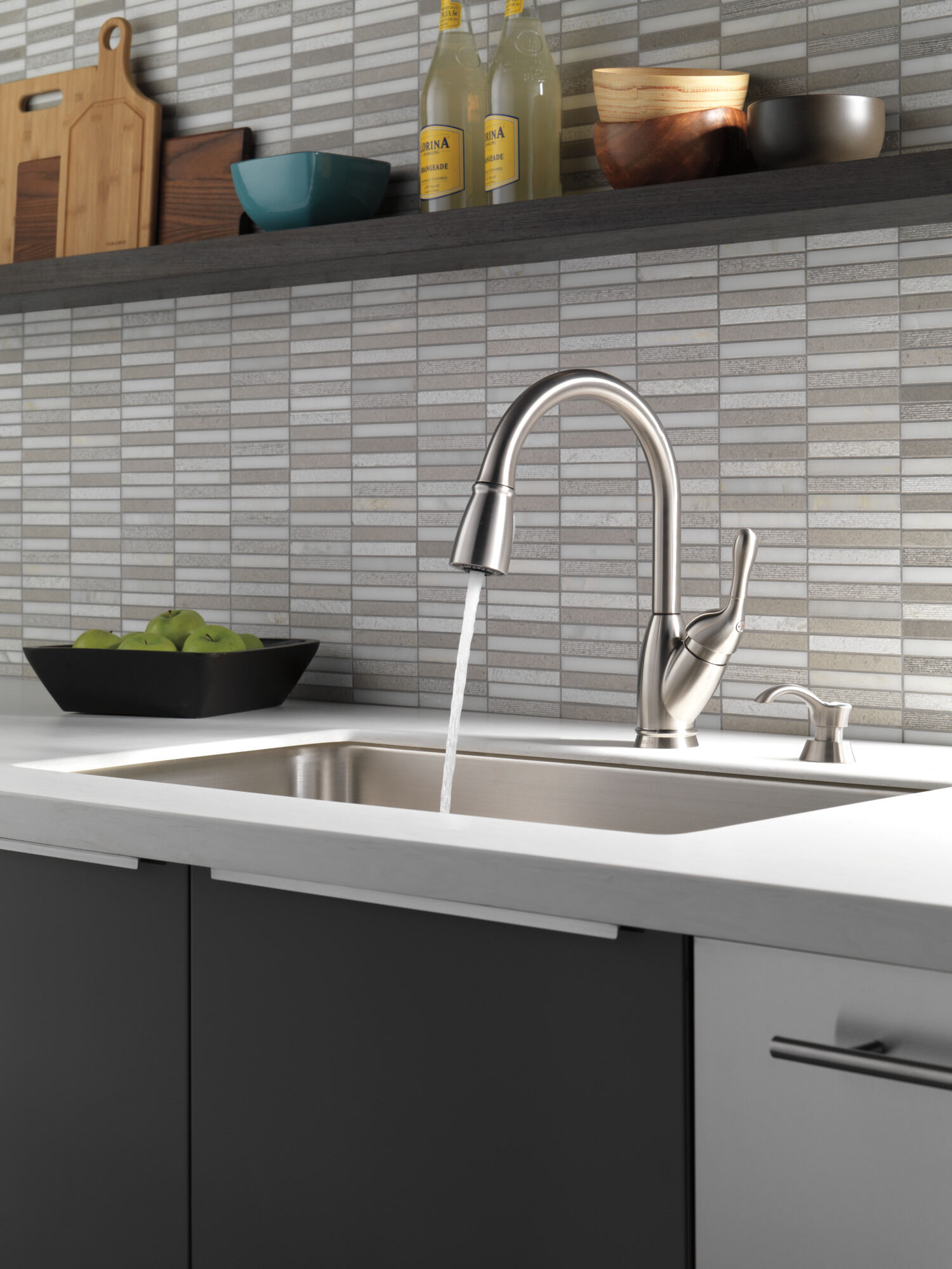 Single Handle Pull-Down Kitchen Faucet (Recertified) in Stainless