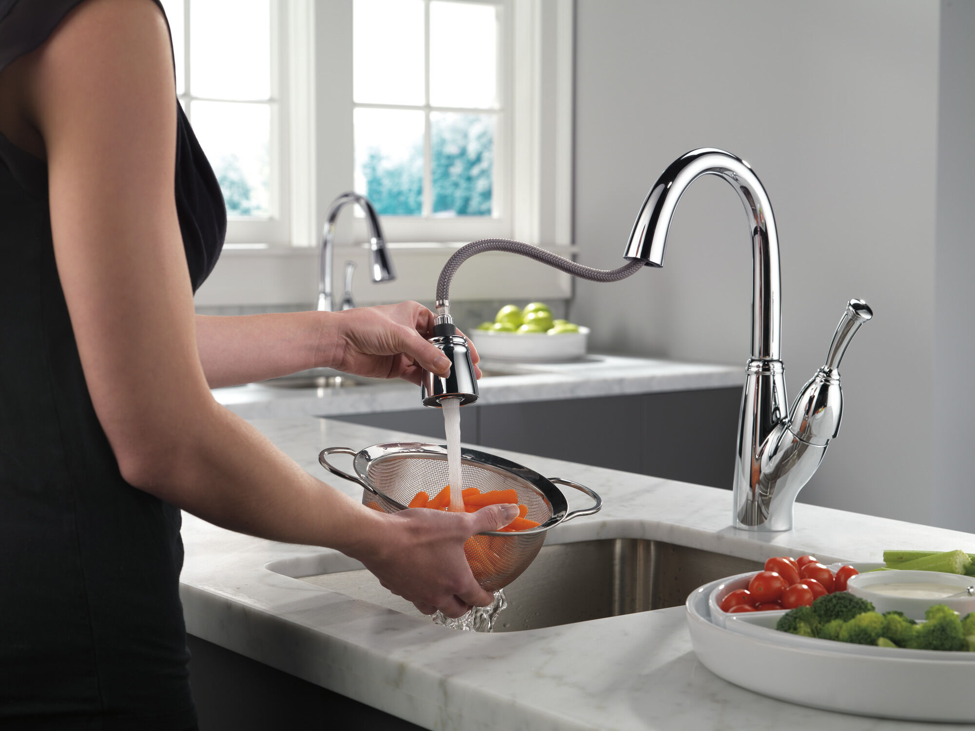 Single Handle Pull-Down Kitchen Faucet in Chrome 989-DST | Delta