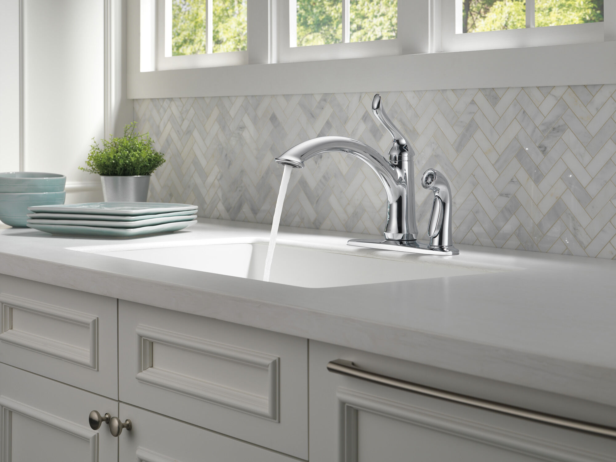 Single Handle Kitchen Faucet with Integral Spray in Chrome 3353