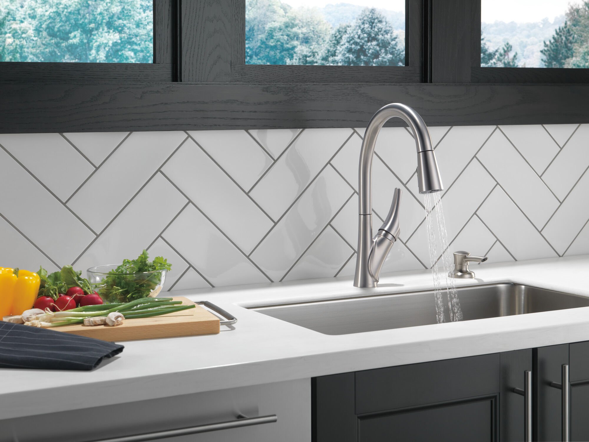 Single Handle Pull-Down Kitchen Faucet in Spotshield Stainless