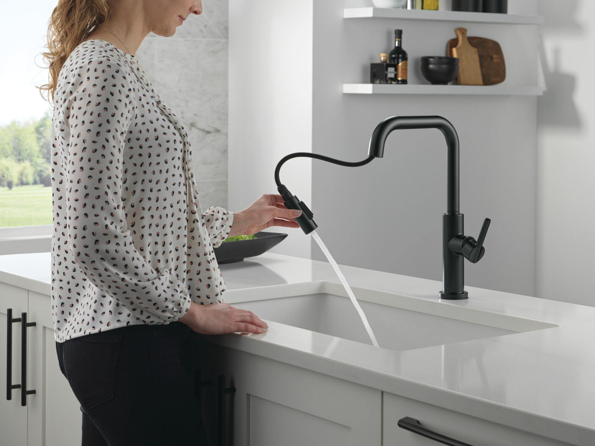 Single Handle Pull-Down Kitchen Faucet in Matte Black 19868LF-BL