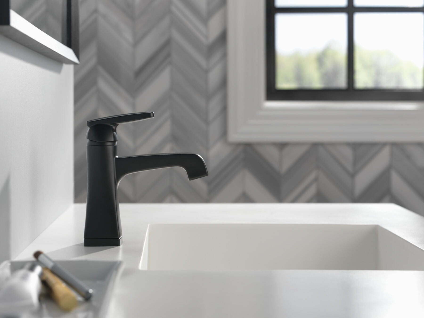 Single Handle Lavatory Faucet - Metal Pop-Up in Matte Black 564 