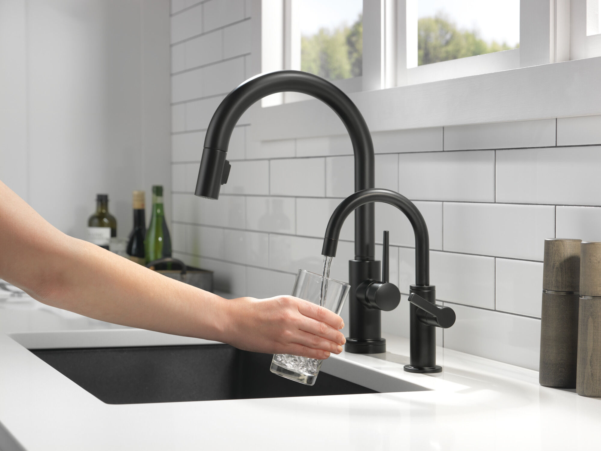Delta Faucet Trinsic Single-Handle Touch Kitchen Sink Faucet with Pull Down Sprayer Touch2O Technology and Magnetic Docking Spray Head Chrome 9159T-DST