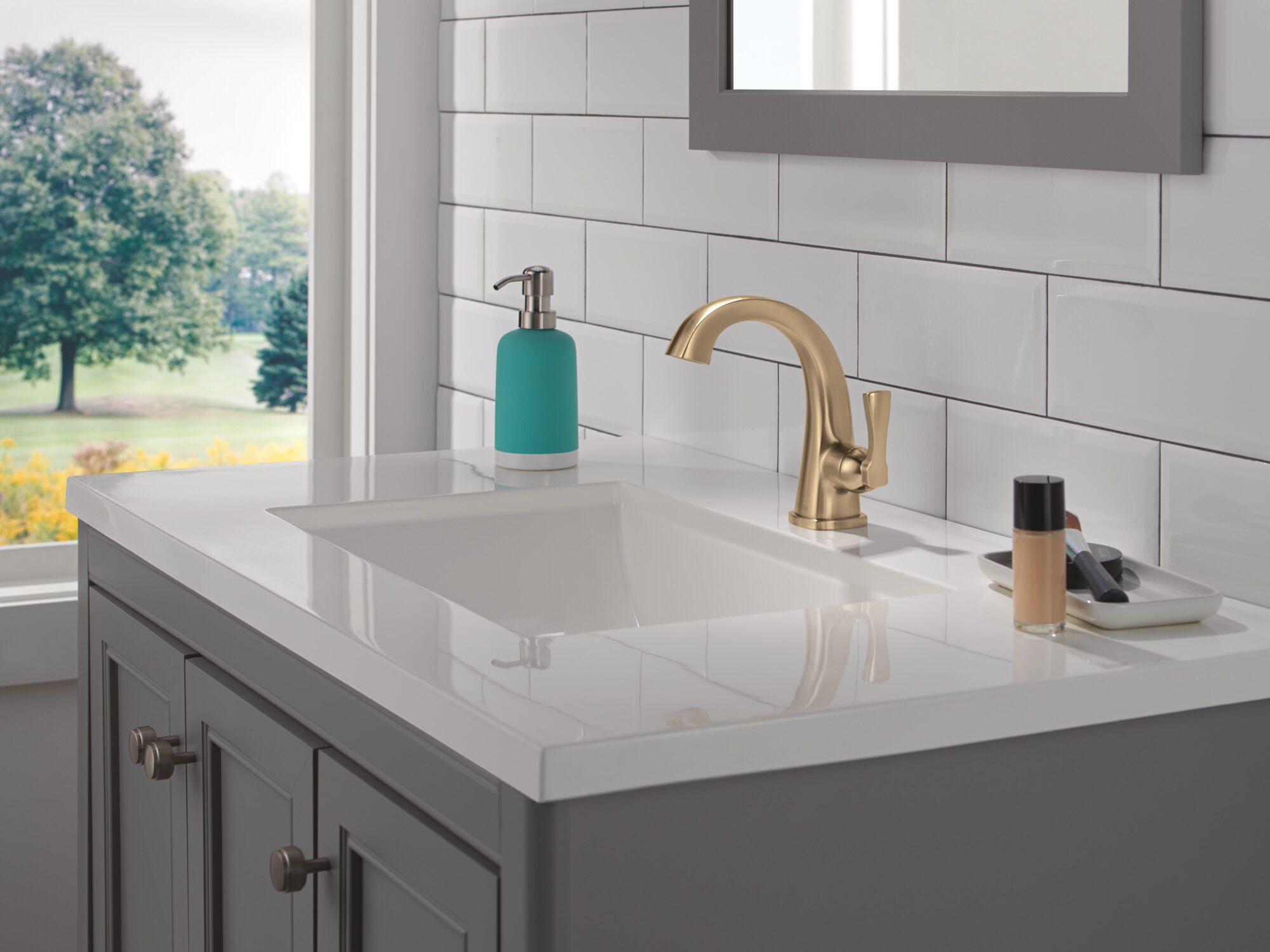 DIEP TALON フレーム ダークブラウン クインサイズ Single Handle Bathroom Faucet in Lumicoat® Champagne Bronze 577-CZ
