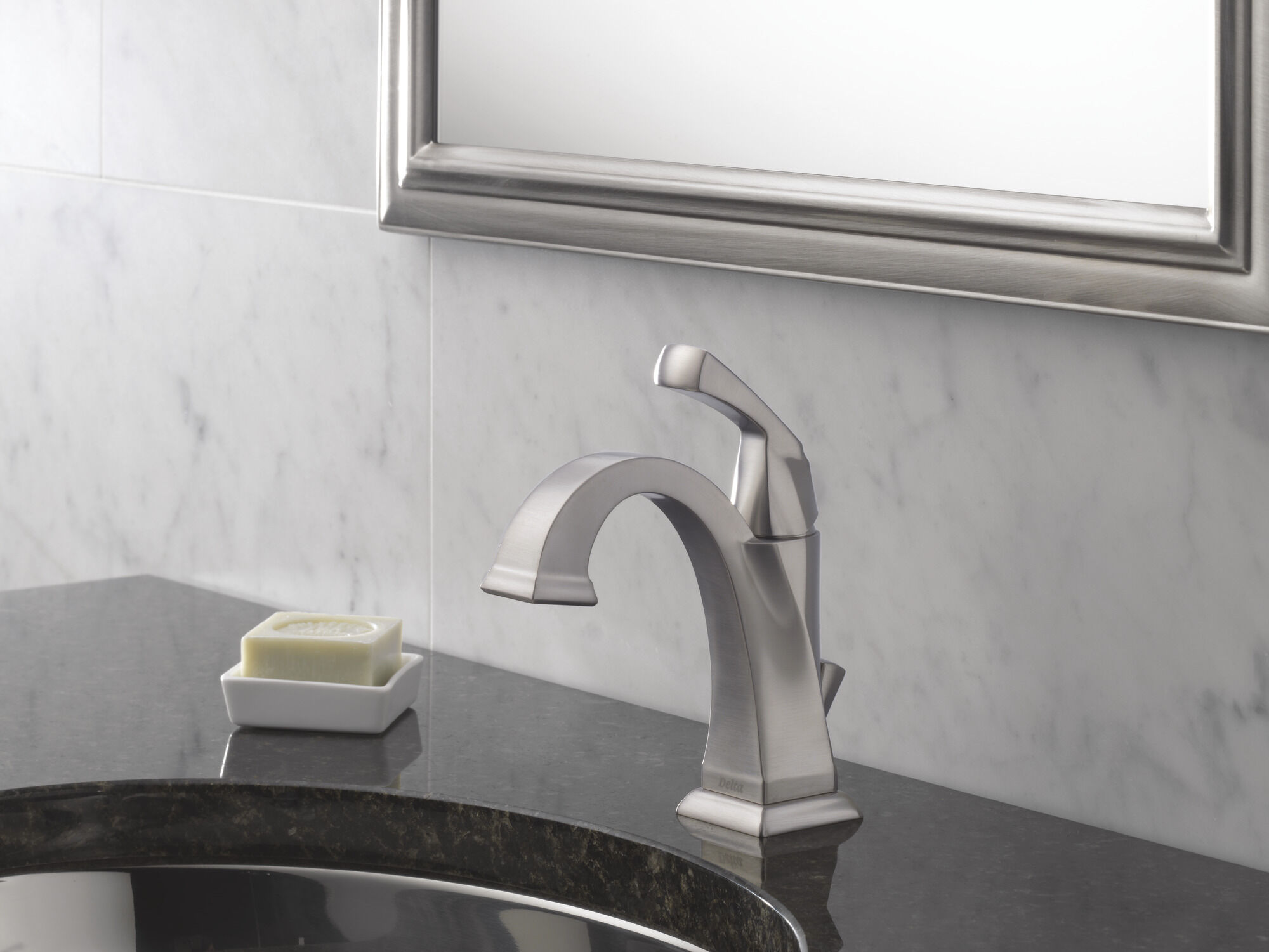 ミラバト Single Handle Bathroom Faucet in Spotshield Stainless 551-SP-DST
