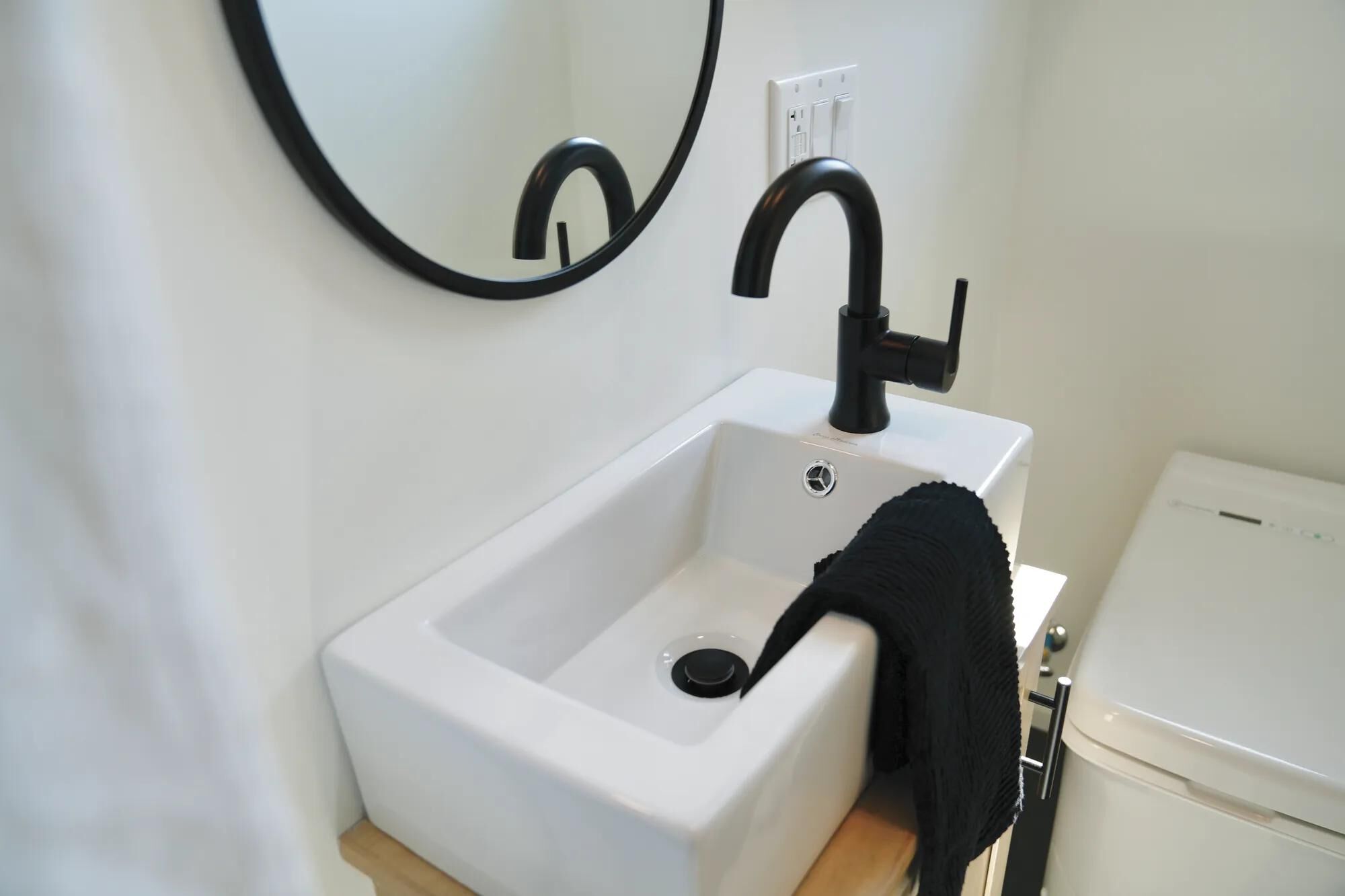 Single Handle Bathroom Faucet in Matte Black 559HAR-BL-DST | Delta