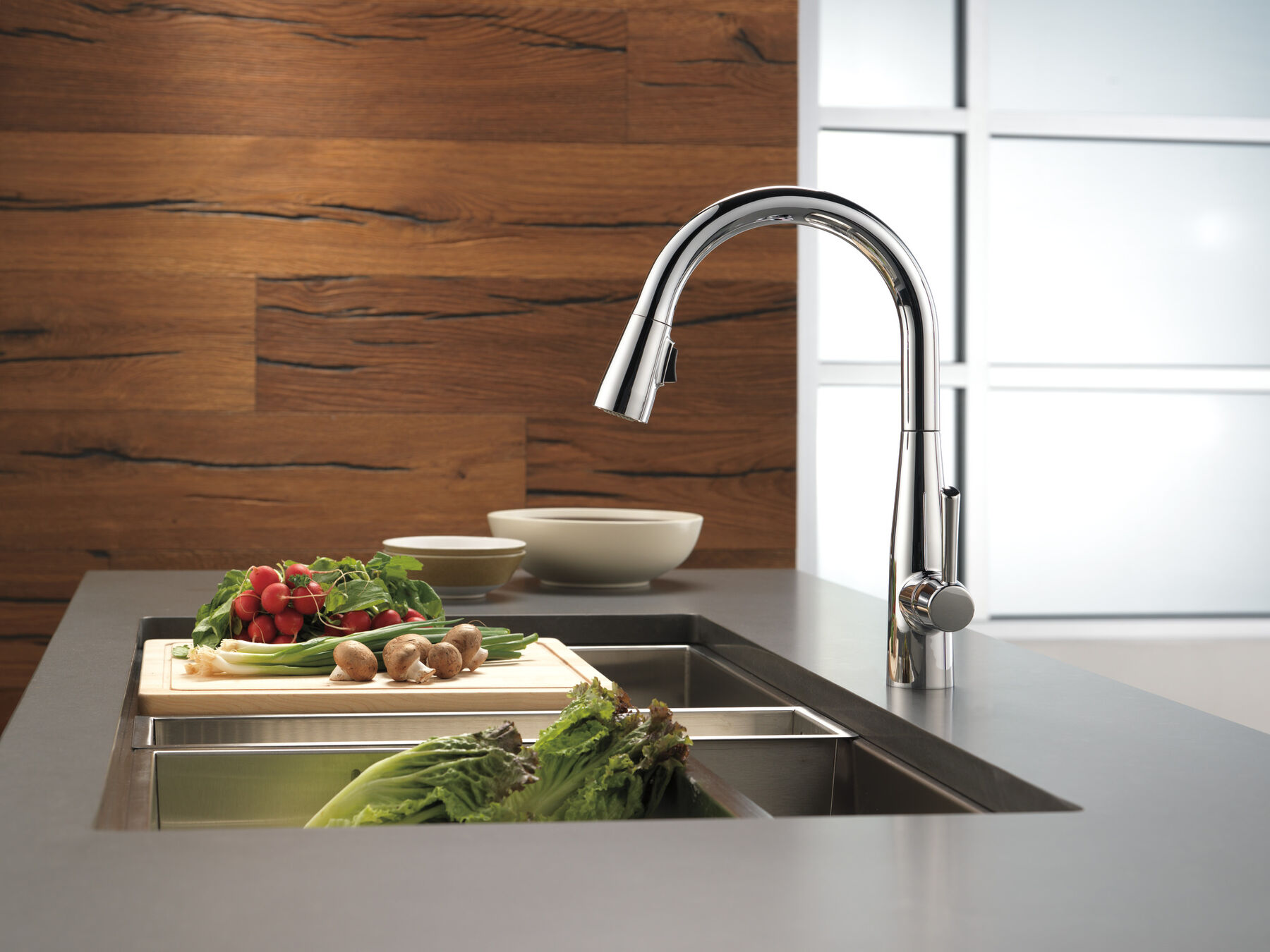 Single Handle Pull-Down Kitchen Faucet in Chrome — thumbnail 3
