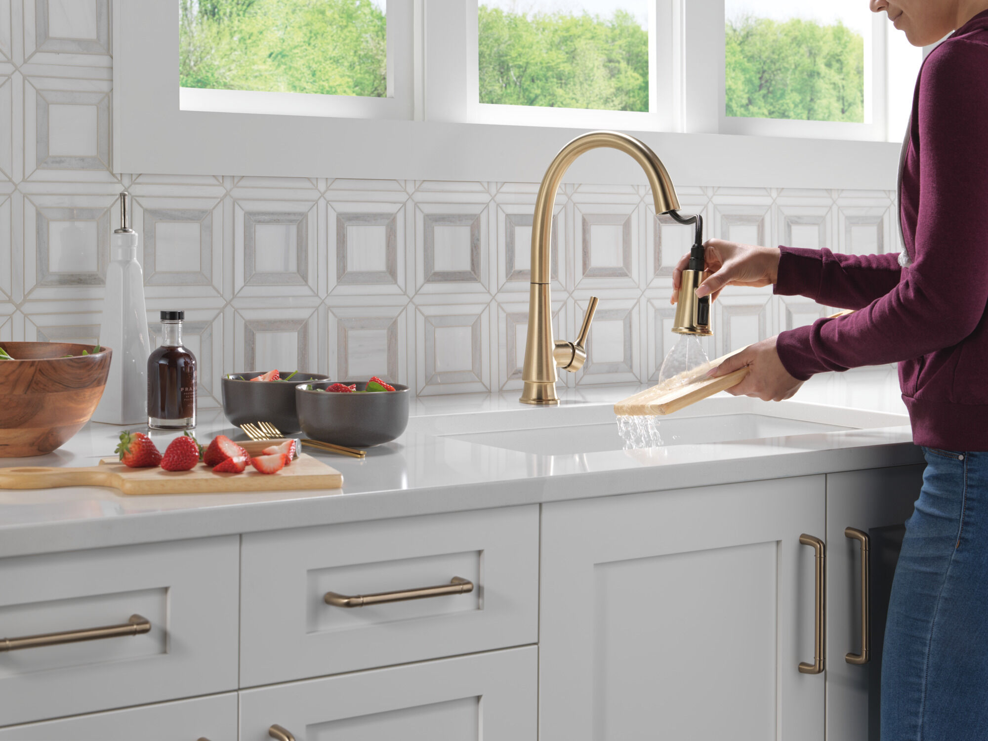 トロン Single Handle Pull-Down Kitchen Faucet with ShieldSpray